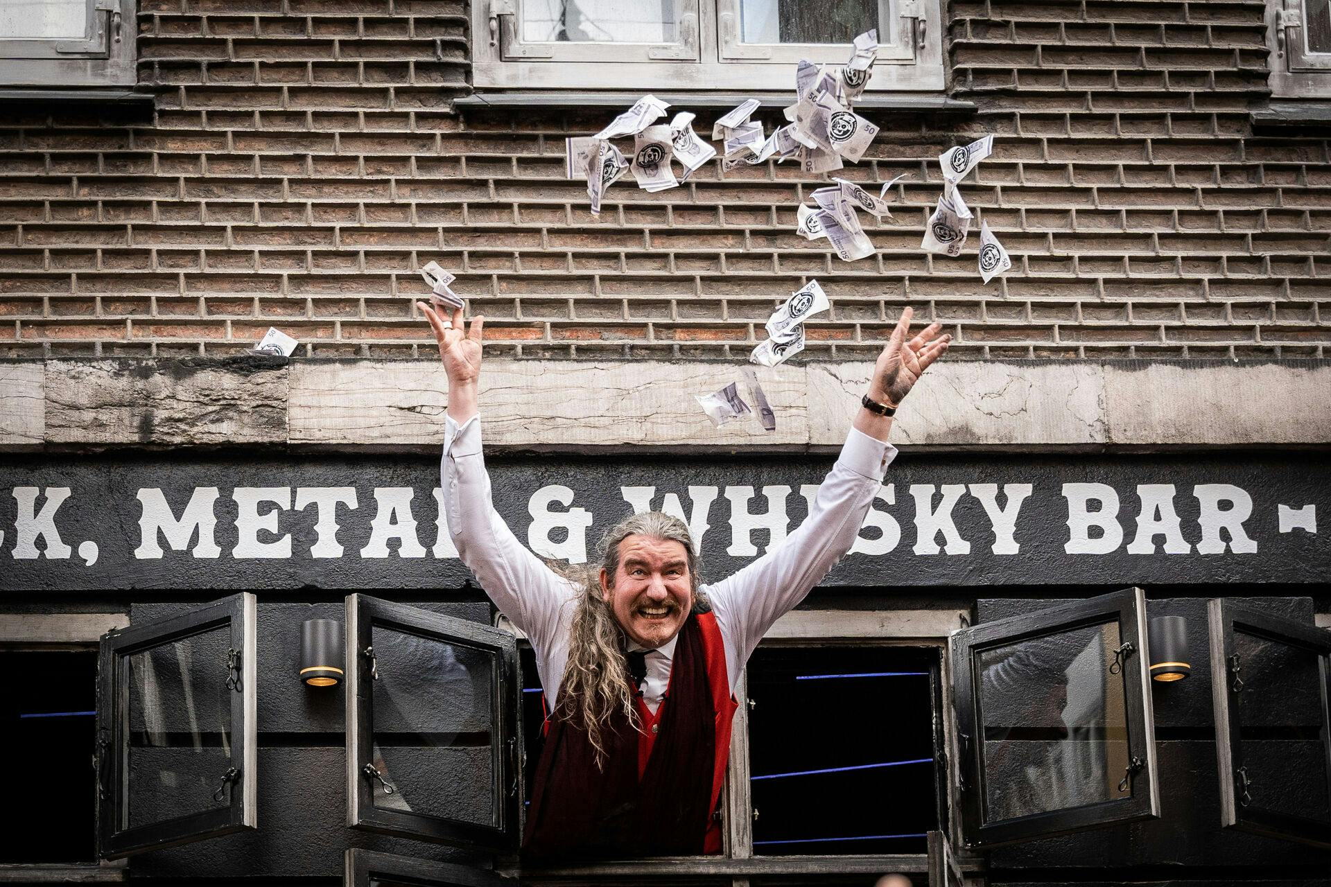 Engang kastede han kontanter ud til folk i København i forbindelse med åbningen af hans natklub.