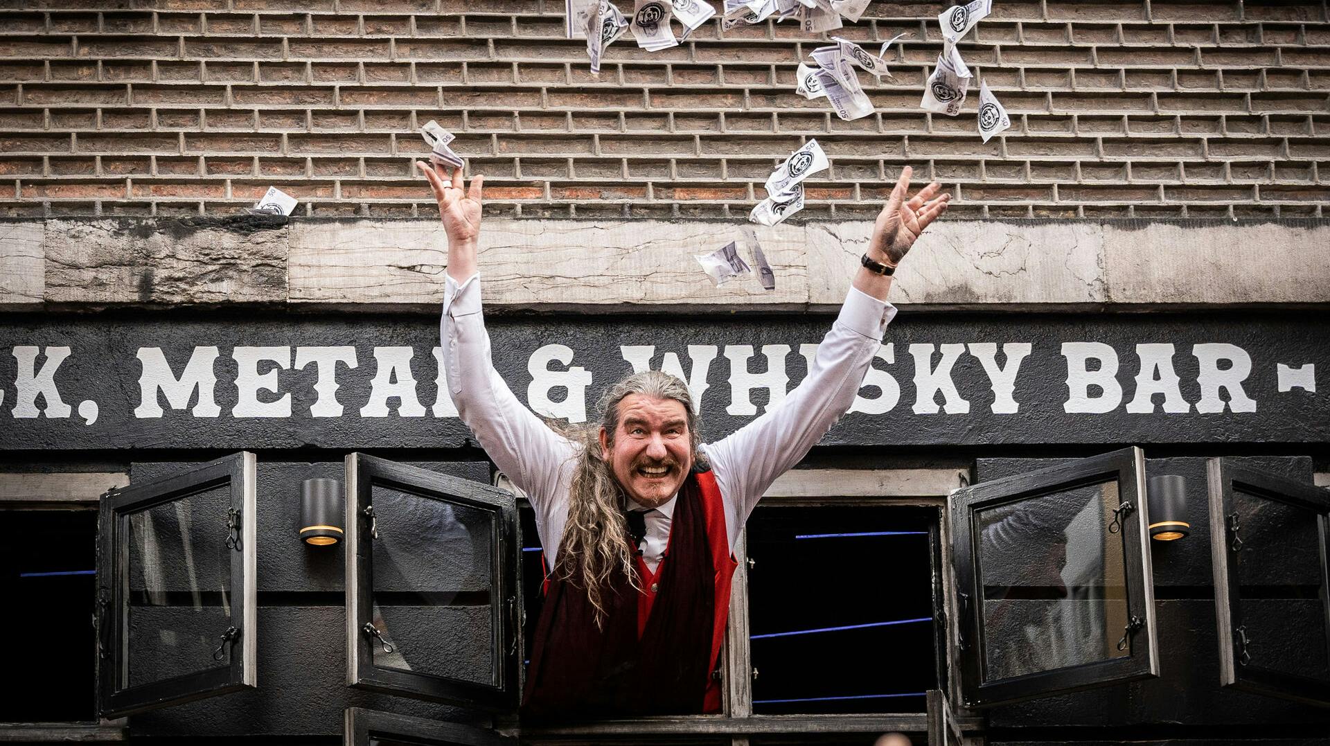 Engang kastede han kontanter ud til folk i København i forbindelse med åbningen af hans natklub.