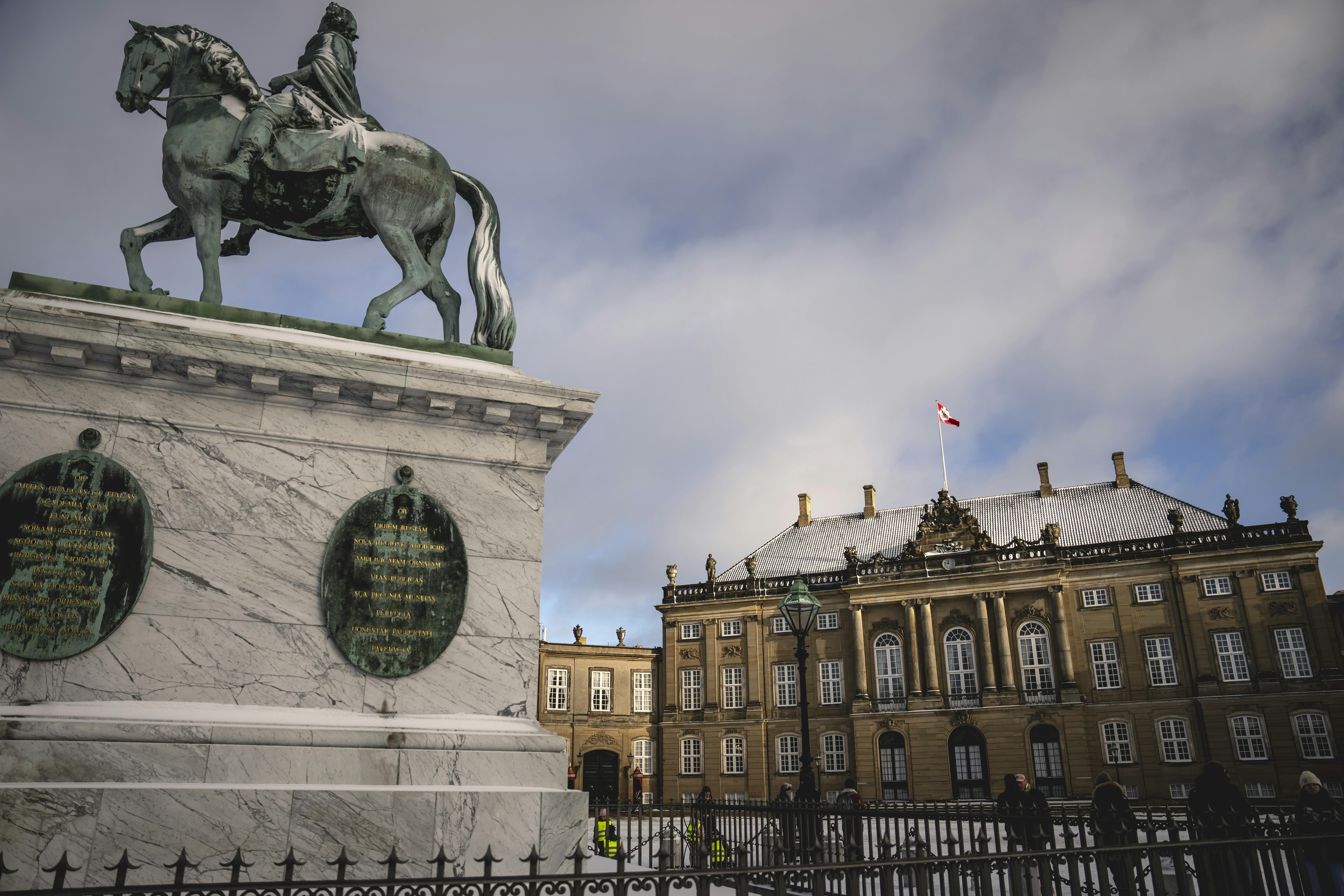 Er der nogen hjemme? Det kan man altid se på flaget, der blafrer over kongefamiliens residens på Frederik VIII’s Palæ.