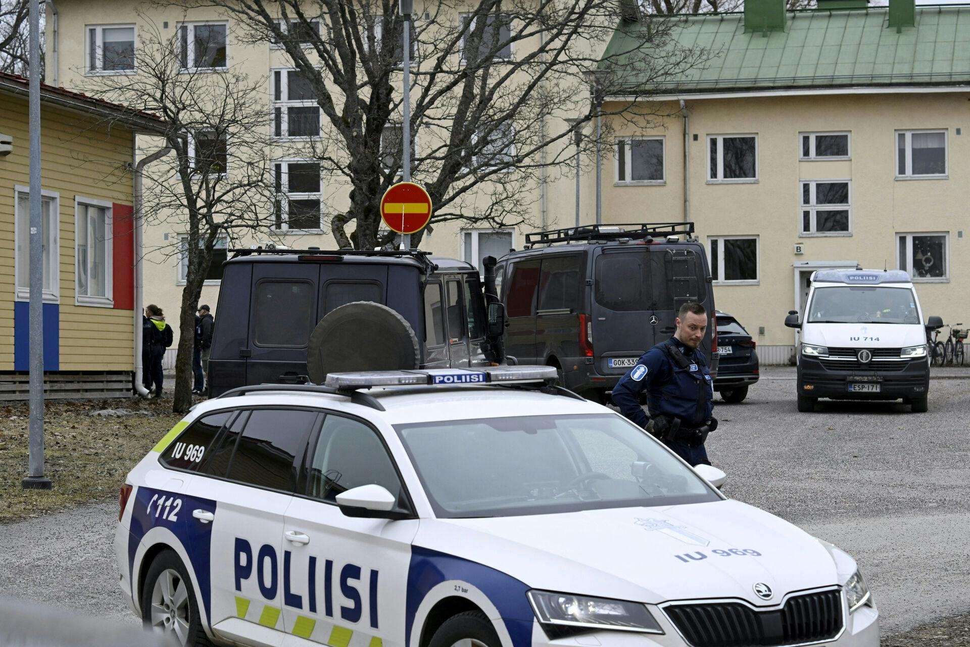 Ifølge det lokale politi fik den mistænkte gerningsperson fat i en pistol fra et nært familiemedlem, inden skyderiet på den finske skole.