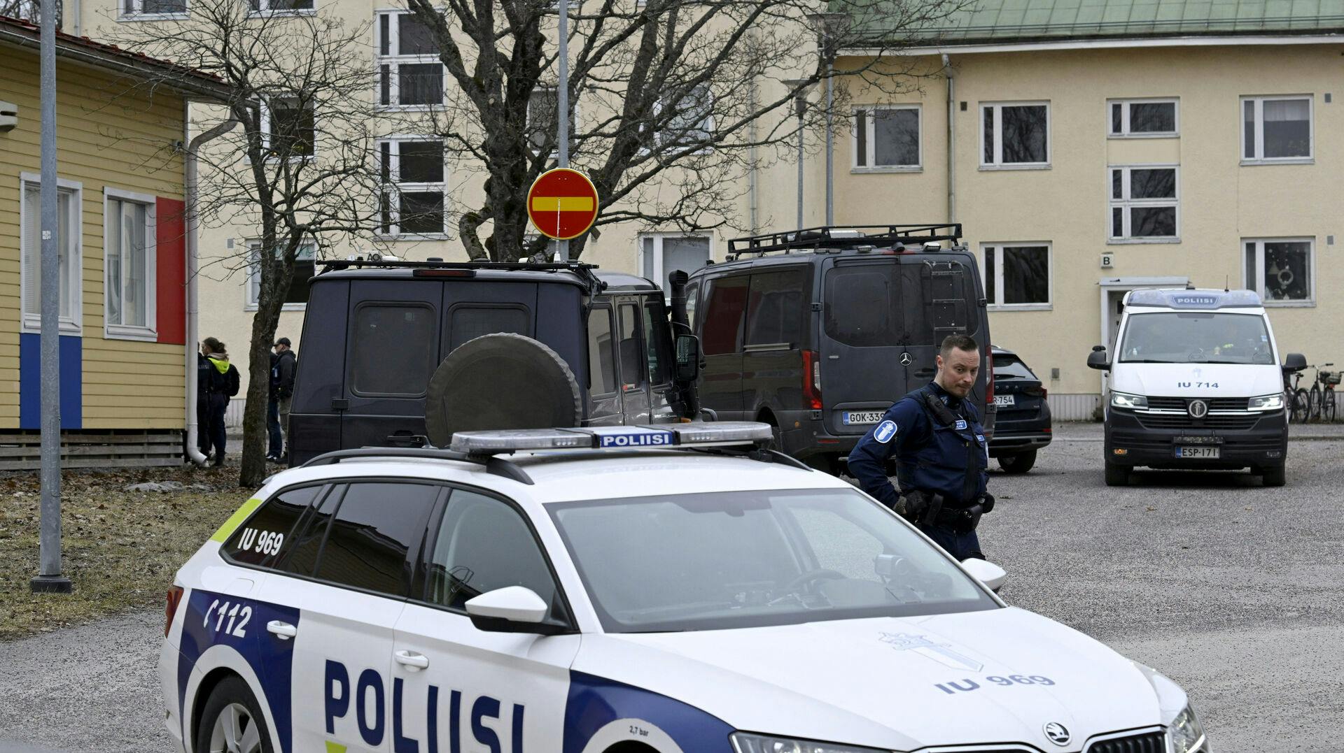 Ifølge det lokale politi fik den mistænkte gerningsperson fat i en pistol fra et nært familiemedlem, inden skyderiet på den finske skole.