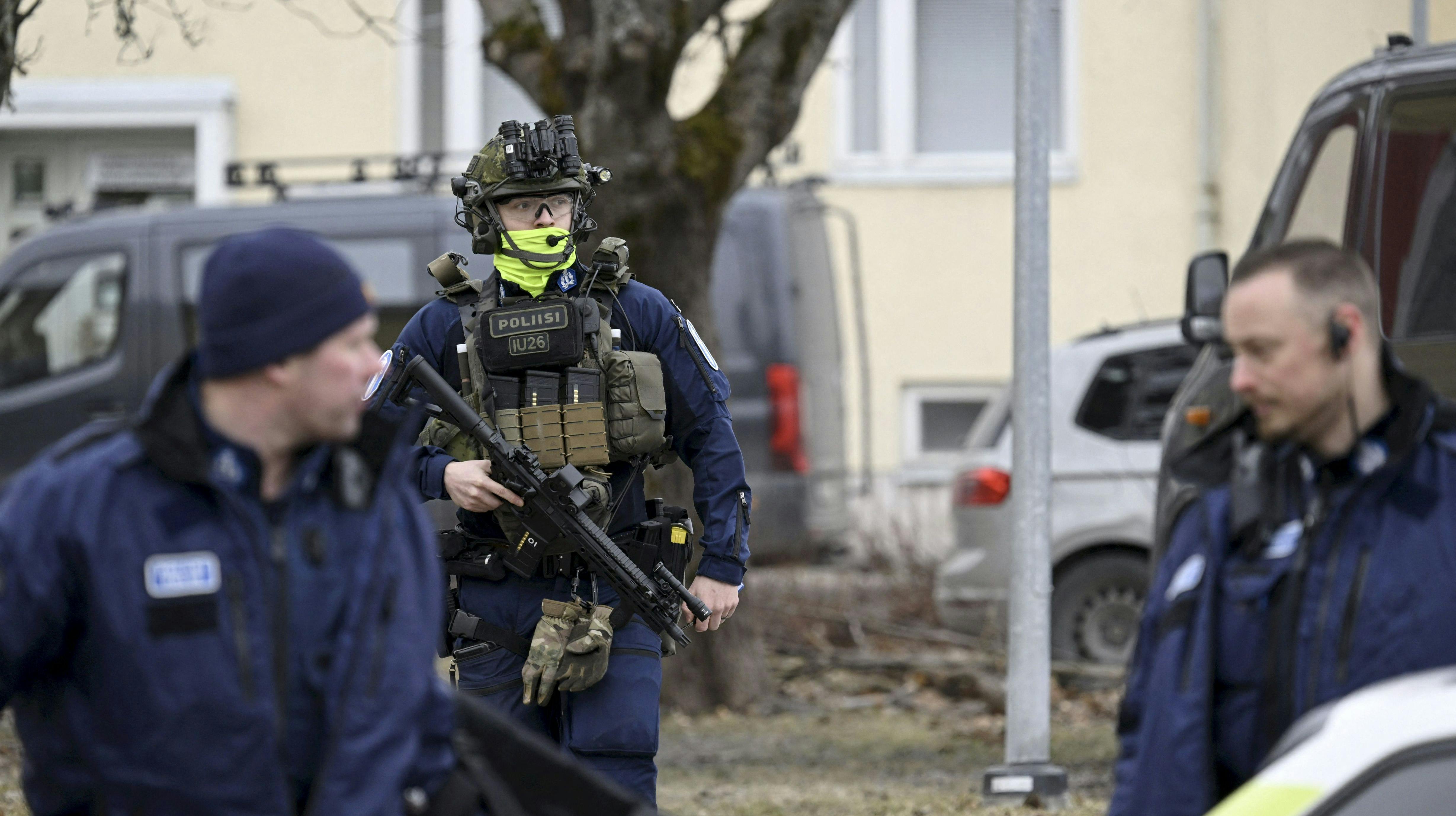 Politiet er massivt til stede på skolen.
