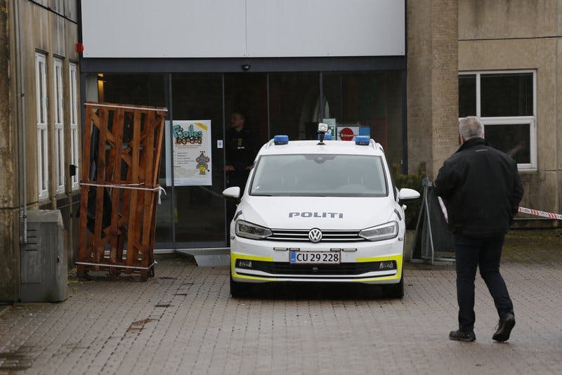 Politiet er til stede på uddannelsesstedet FGU i Kastrup efter en mand er blevet stukket med en kniv.