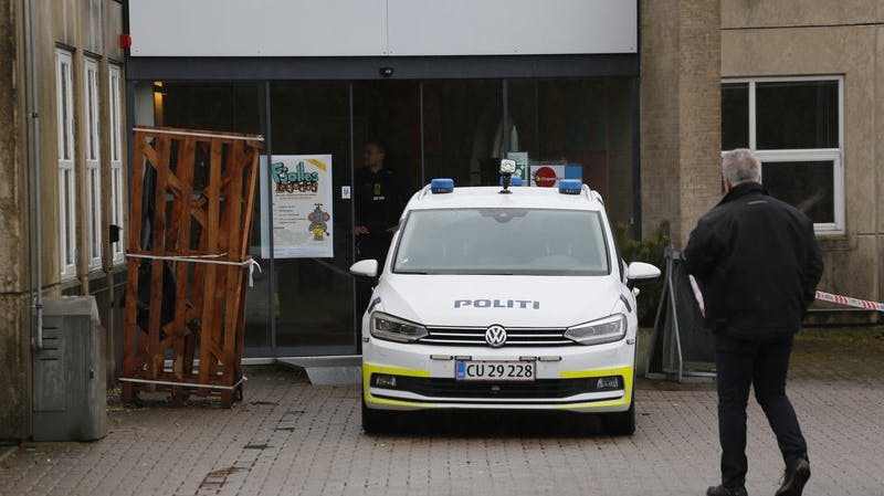 Politiet er til stede på uddannelsesstedet FGU i Kastrup efter en mand er blevet stukket med en kniv.