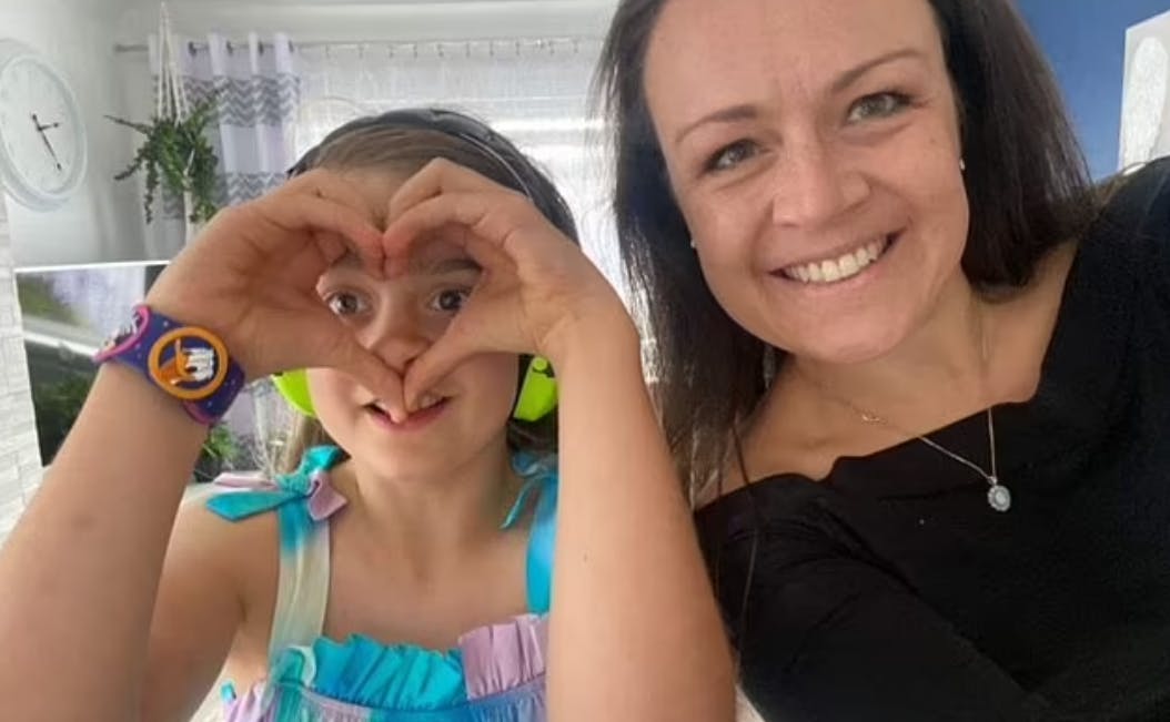 Natlaie Pinnell sammen med sin datter på ni år. Datteren har specielle behov, hvorfor hun nogle gange blandt andet bærer høreværn.