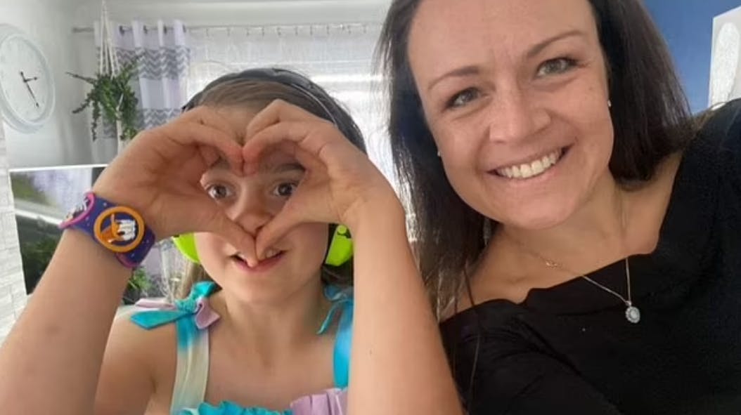 Natlaie Pinnell sammen med sin datter på ni år. Datteren har specielle behov, hvorfor hun nogle gange blandt andet bærer høreværn.
