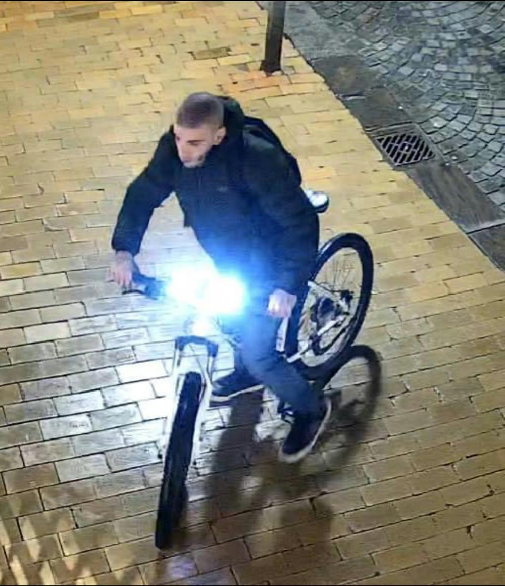 Denne mand begik den 20. februar indbrud i en computerbutik i Tønder.