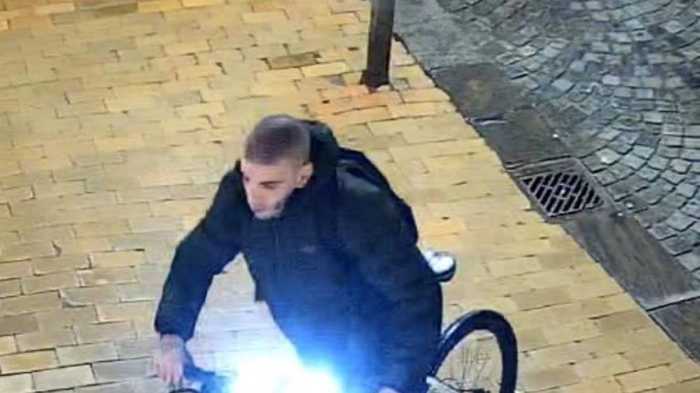 Denne mand begik den 20. februar indbrud i en computerbutik i Tønder.