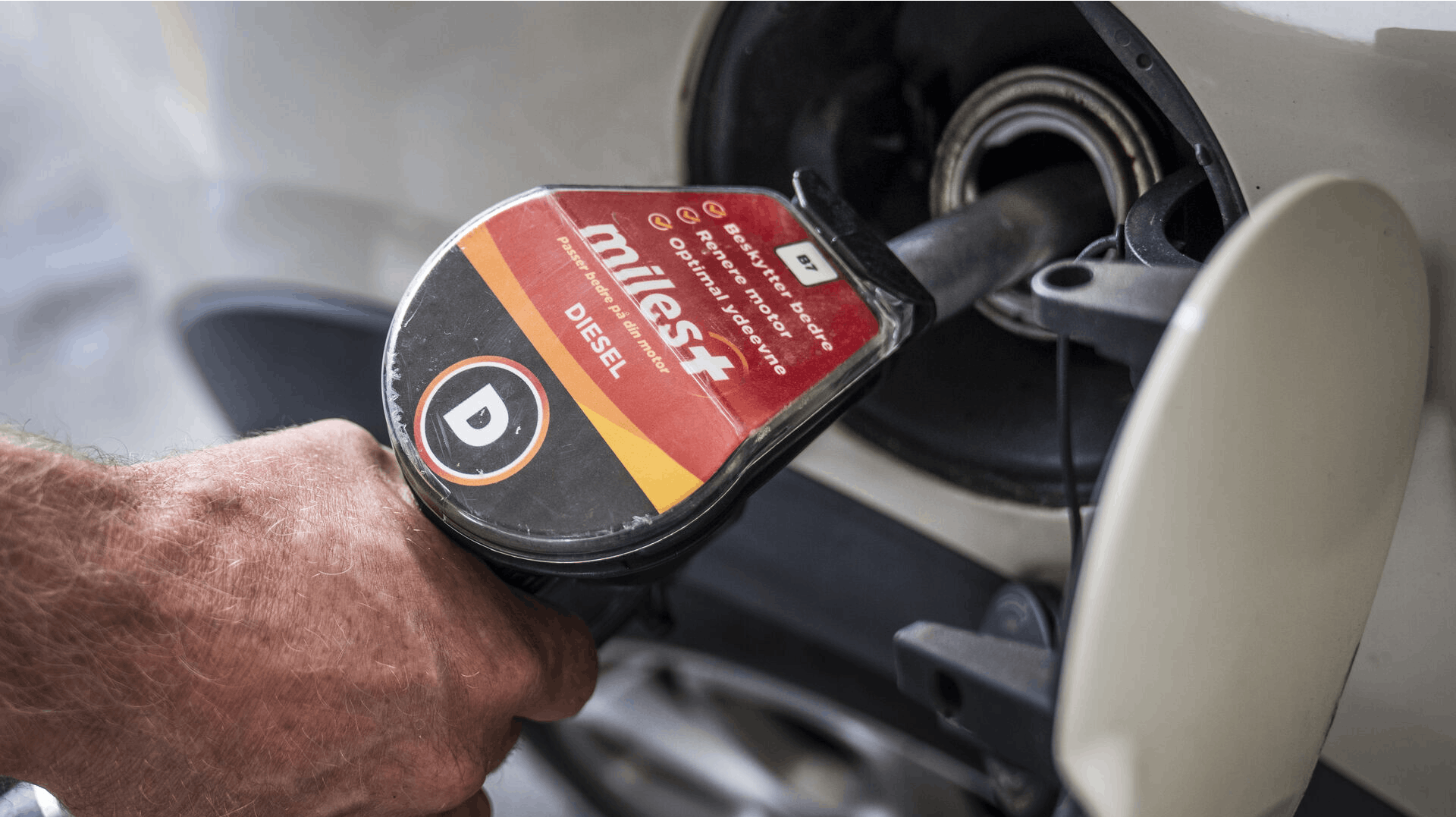 Det har været en ekstra dyr fornøjelse at tanke bilen i 2024.