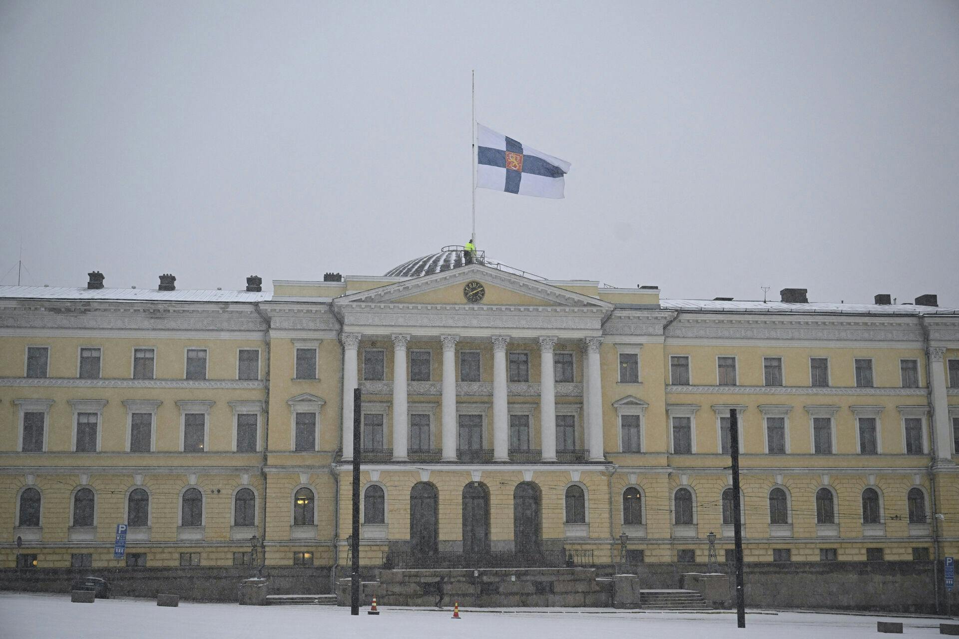 Tirsdag mistede en 12-årig skoleelev livet efter et skoleskyderi i Finland. Dagen efter flager alle offentlige bygninger og institutioner i landet på halvt.