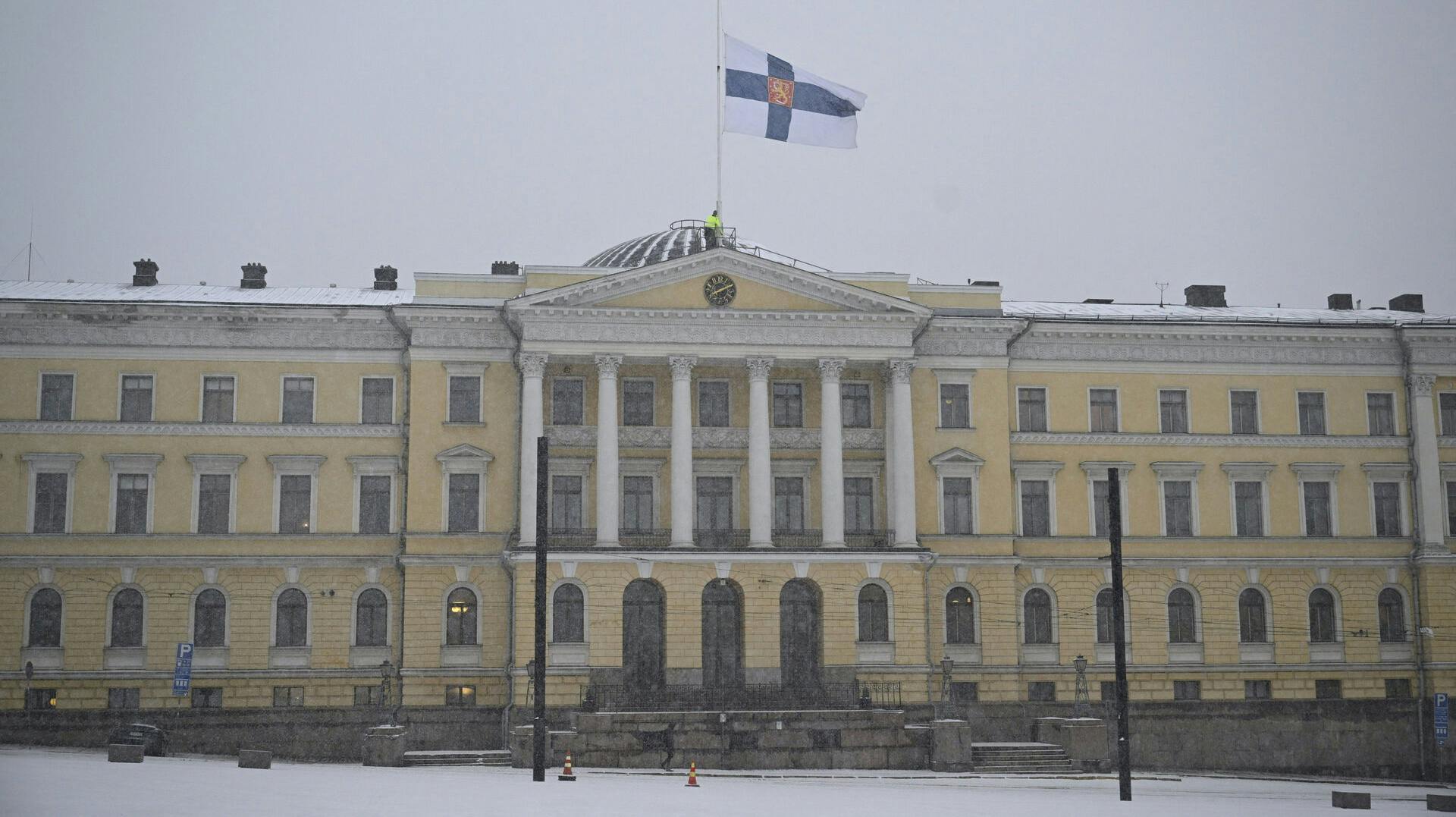 Tirsdag mistede en 12-årig skoleelev livet efter et skoleskyderi i Finland. Dagen efter flager alle offentlige bygninger og institutioner i landet på halvt.
