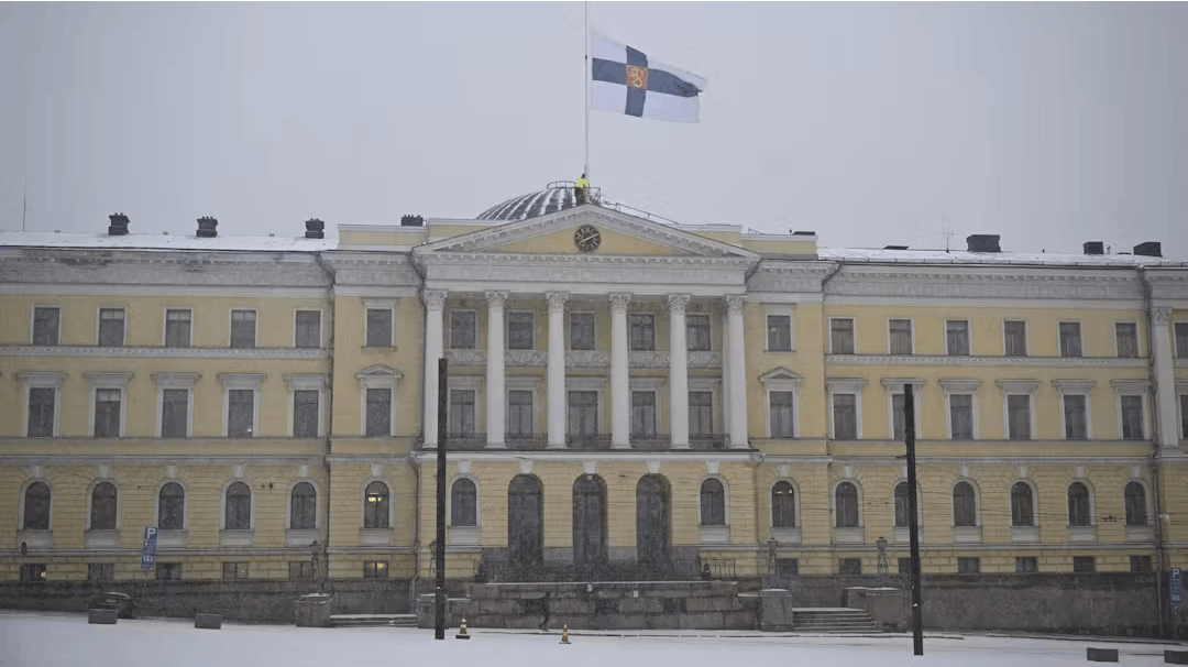Tirsdag mistede en 12-årig skoleelev livet efter et skoleskyderi i Finland. Dagen efter flager alle offentlige bygninger og institutioner i landet på halvt.
