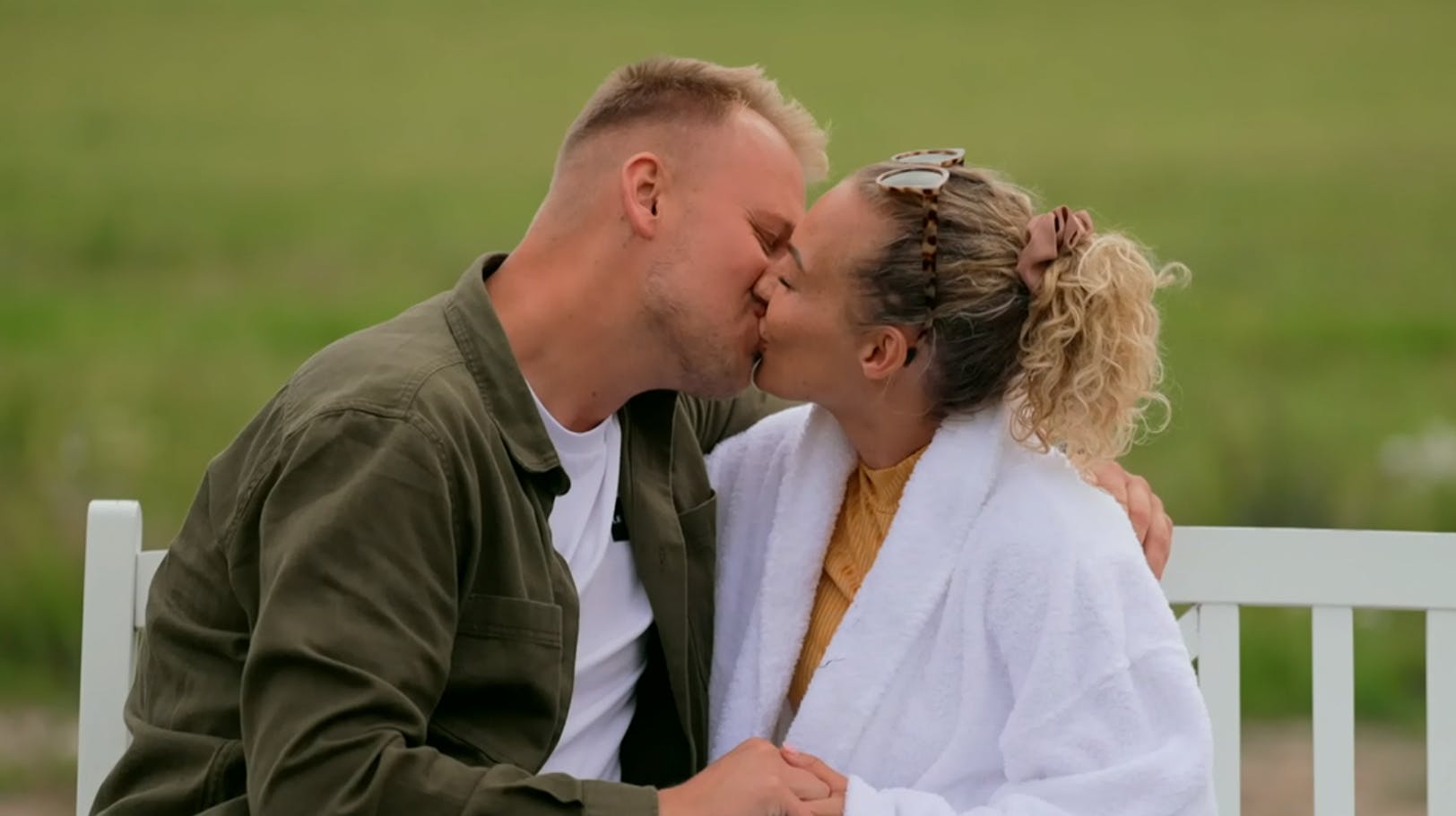 Benjamin fik vejledning, inden han trykkede sine læber mod Kayas.