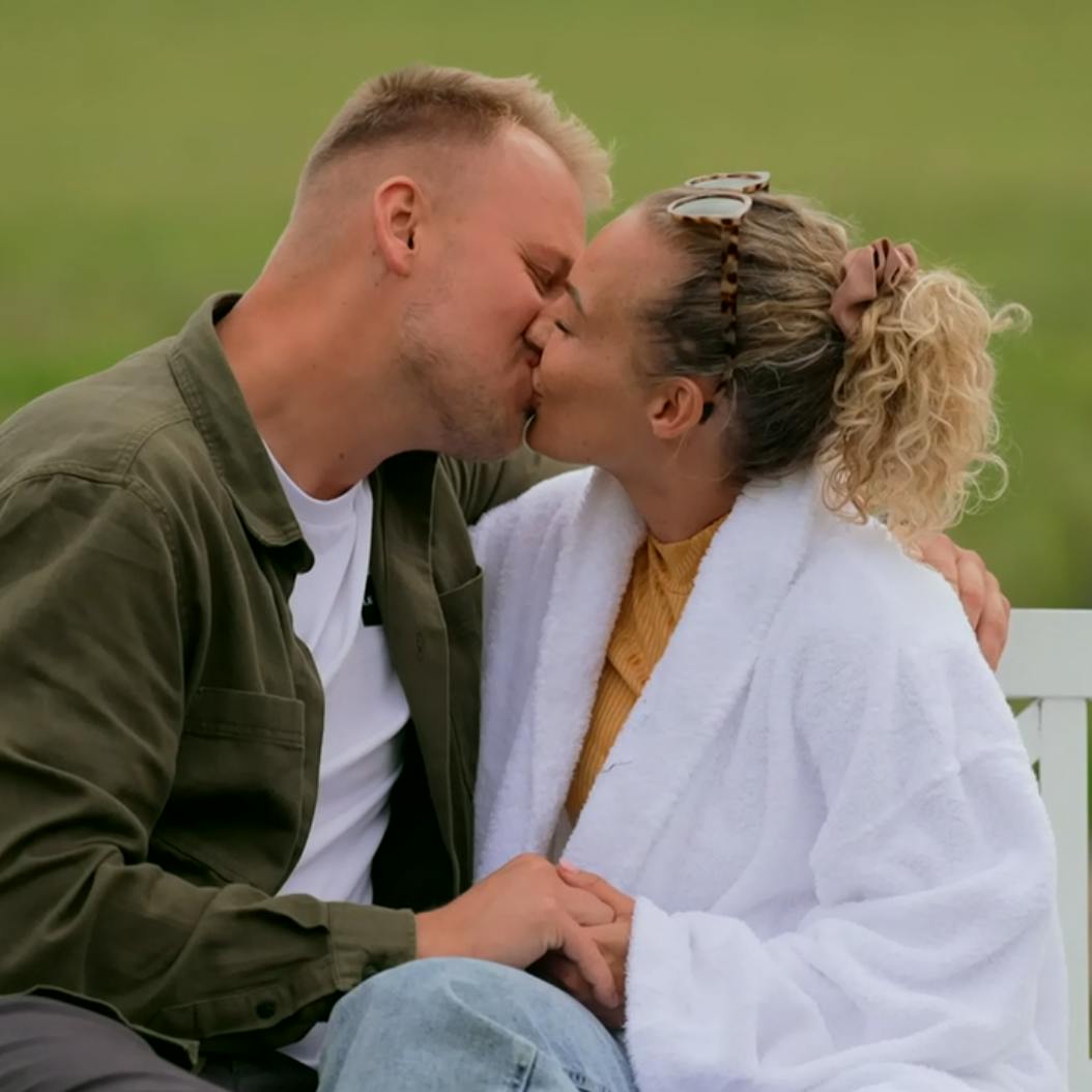 Benjamin fik vejledning, inden han trykkede sine læber mod Kayas.