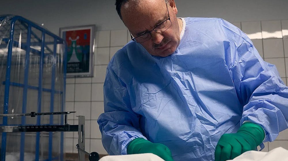 Niels Kristian Jensen i færd med at fjerne en pacemaker.