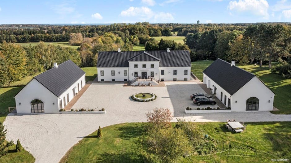 Nu kan den danske influencers hjem blive dit, hvis du er klar til at hive 48 millioner kroner op ad lommen. 