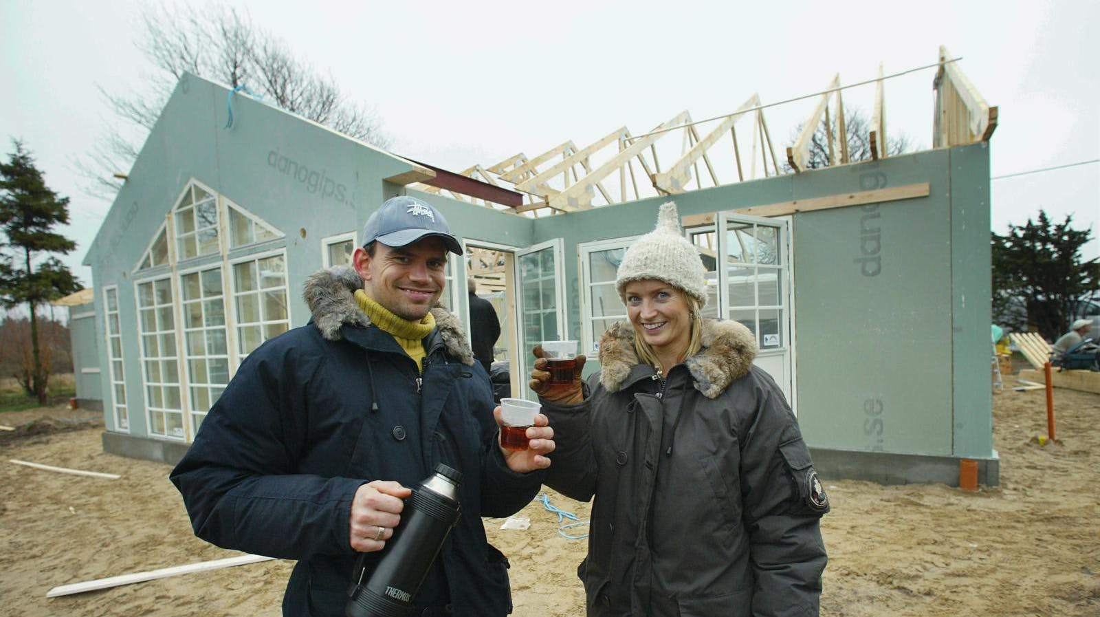 Det er ikke første gang, at Annette og Jesper har haft fingrene i et boligprojekt. Her er vi tilbage i 2005, hvor kendisparret havde gang i et svensk nybyggeri.