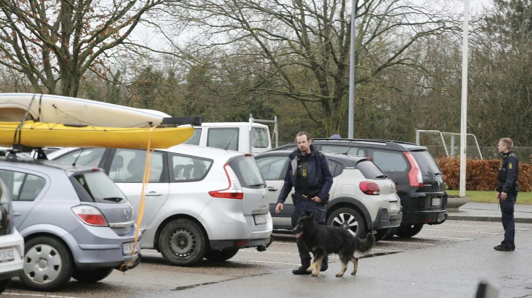 Skolens område blev grundigt undersøgt efter angrebet.