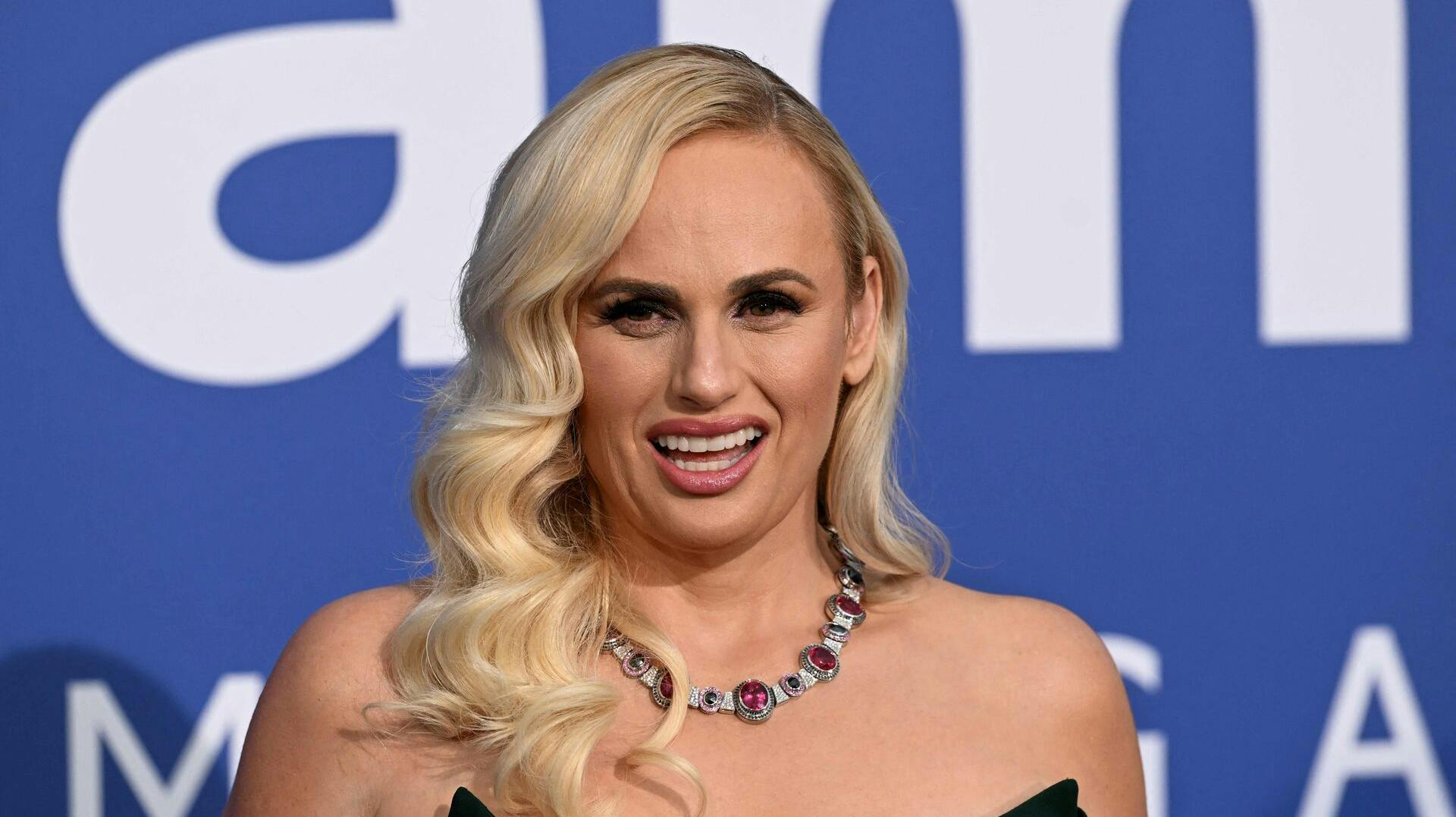 44-årige Rebel Wilson afslørede i sidste uge, at hun mistede sin mødom som 35-årig. Nu afslører "Pitch Perfect"-stjernen, at det var en kendt skuespiller, som tog hendes mødom.
