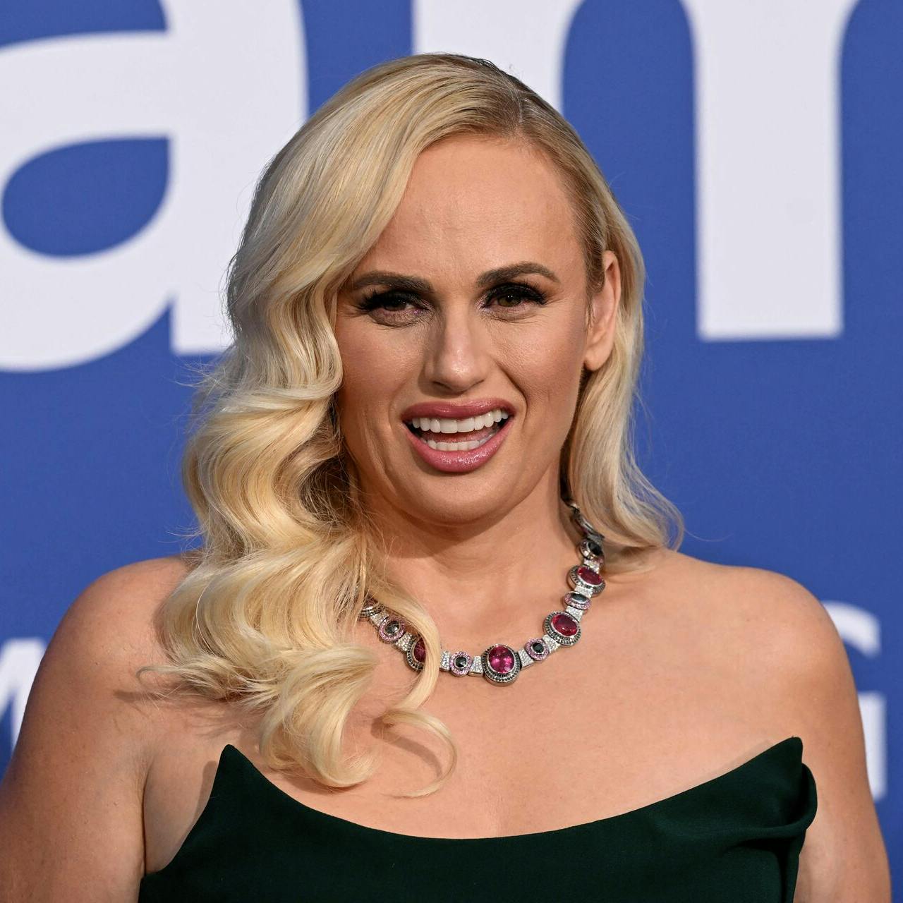 44-årige Rebel Wilson afslørede i sidste uge, at hun mistede sin mødom som 35-årig. Nu afslører "Pitch Perfect"-stjernen, at det var en kendt skuespiller, som tog hendes mødom.