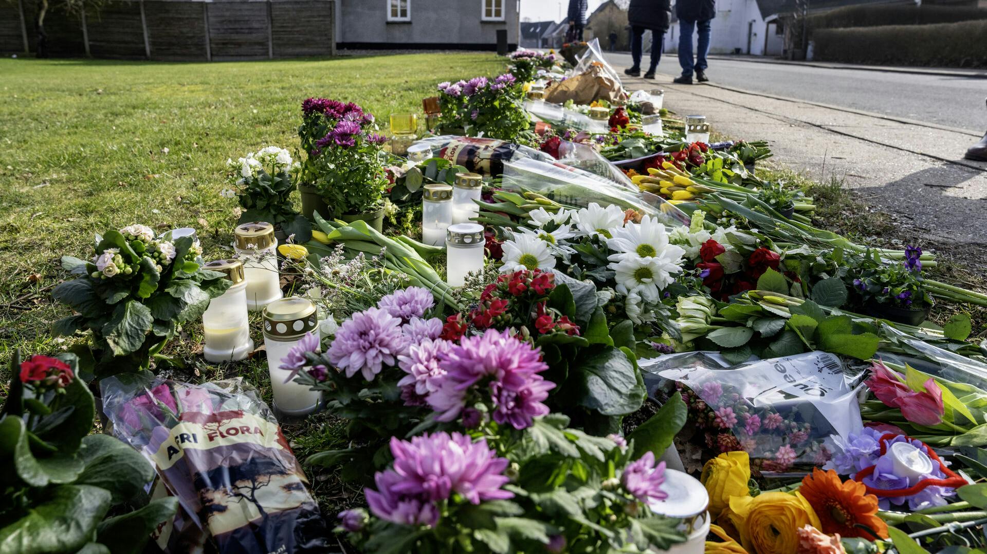 Blomster og lys tæt på gerningstedet ved Hjallerup Varmeværk i Nordjylland onsdag den 13. marts 2024. En 17-årig dreng er anholdt i sag om drab på 13-årig pige mandag i Hjallerup, oplyser politiet.. (Foto: Henning Bagger/Ritzau Scanpix)