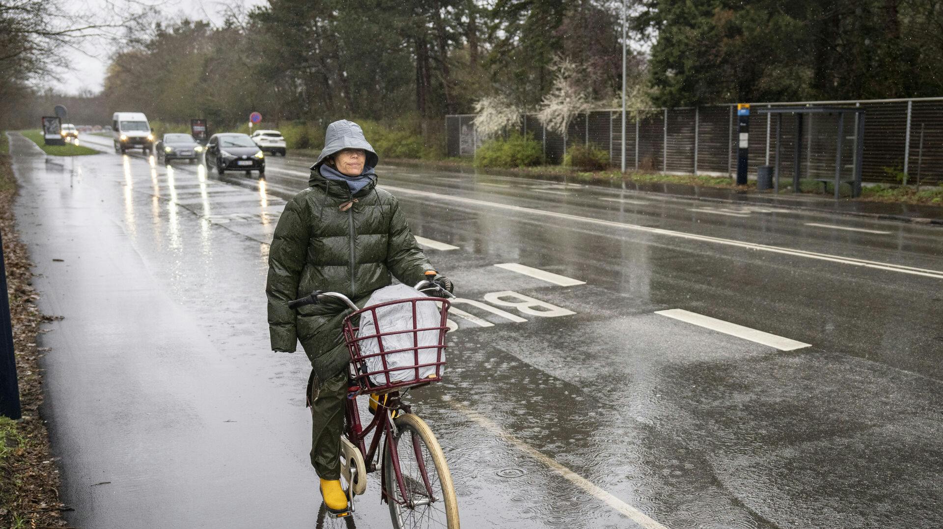 Det kan godt være, at det er blevet lysere - men det er godt nok også vådt i disse dage.