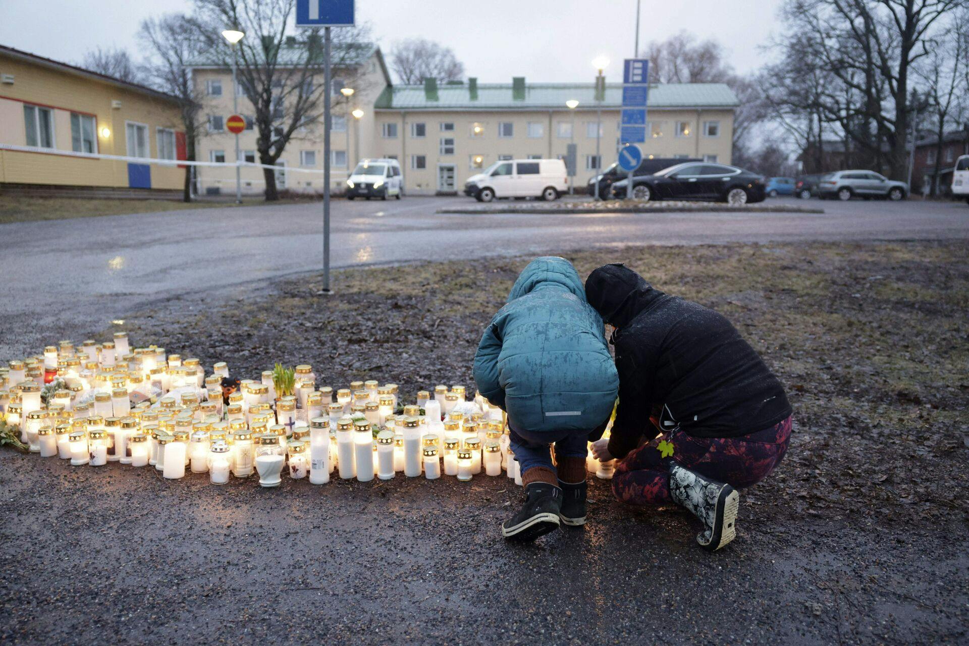 Torsdag bliver to af de børn, som blev skudt ved et skoleskyderi i Finland, fortsat behandlet på hospitalet. Deres skader beskrives som livstruende.