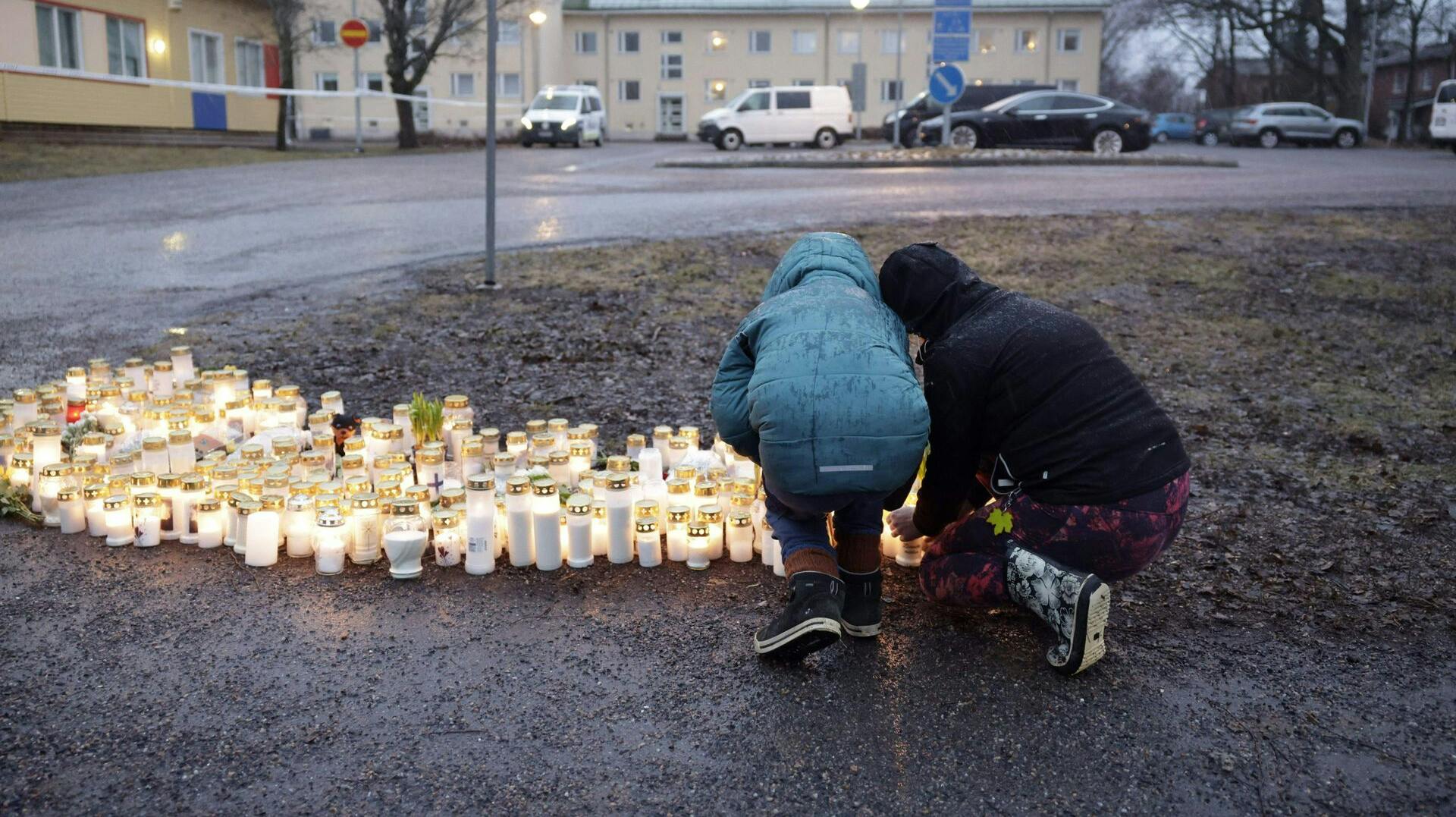 Torsdag bliver to af de børn, som blev skudt ved et skoleskyderi i Finland, fortsat behandlet på hospitalet. Deres skader beskrives som livstruende.