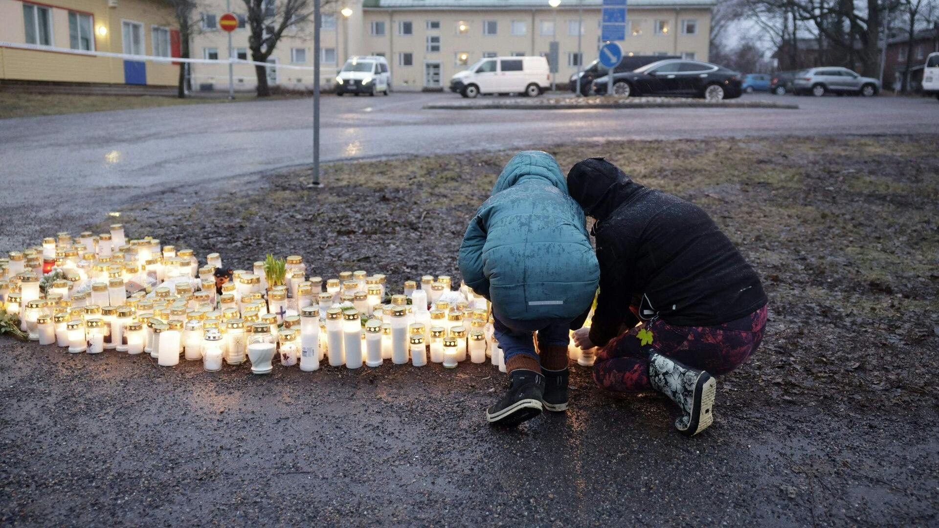 Torsdag bliver to af de børn, som blev skudt ved et skoleskyderi i Finland, fortsat behandlet på hospitalet. Deres skader beskrives som livstruende.