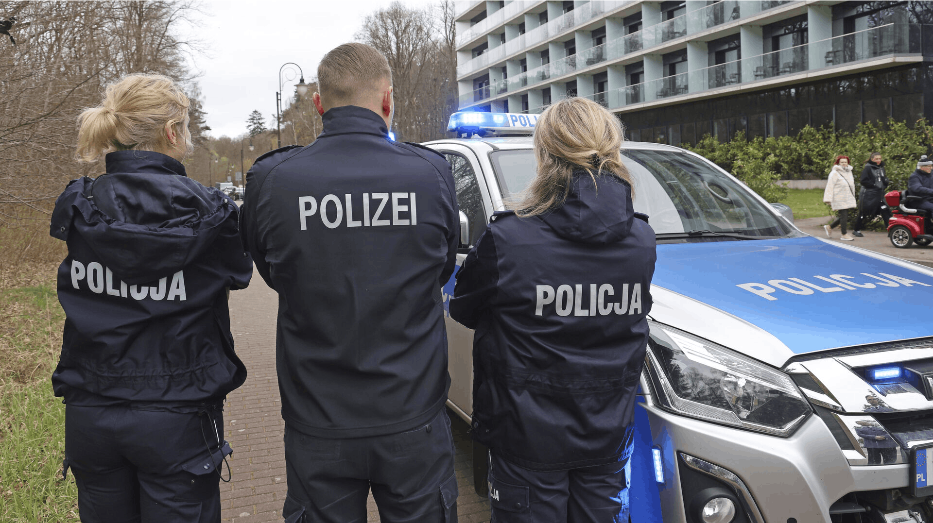 Mindst 400 betjente er genstand for disciplinærsager eller forundersøgelser om højreekstreme synspunkter. Tallet kan dog være endnu højere.