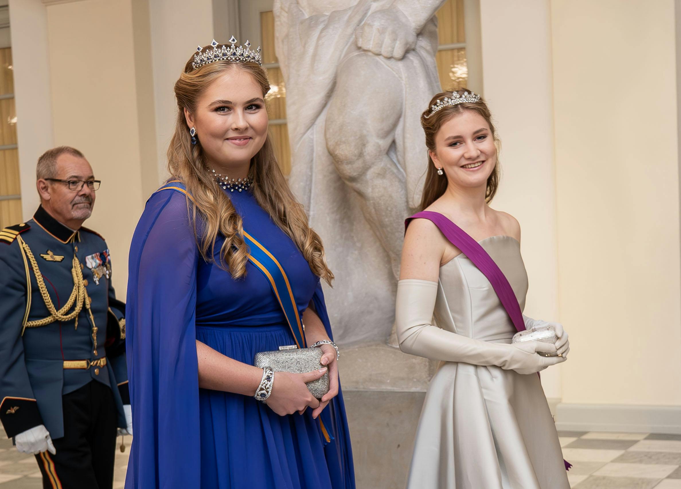 Her deltager prinsesse Amalia – klædt i blåt – til kronprins Christians 18-års fødselsdag tilbage i oktober. Sammen med hende ses Belgiens tronfølger Elisabeth. 