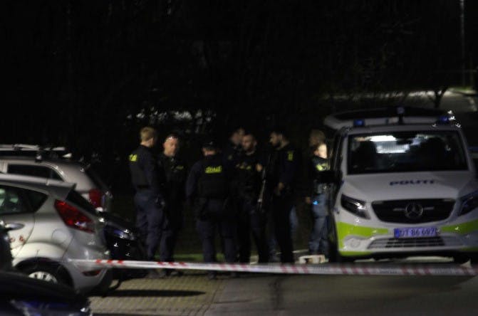 Politiet har torsdag anholdt to mænd, som de mistænker for at have medvirket i et drabsforsøg den 30. januar i Holbæk.