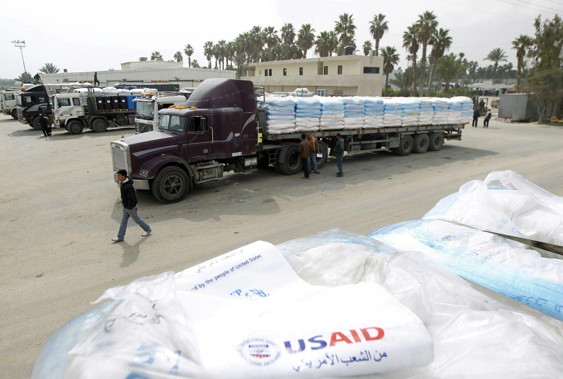 Det er transporter som disse, at Israel har gjort det både meget besværligt og livsfarligt at få ind til de sultende beboere i Gaza.