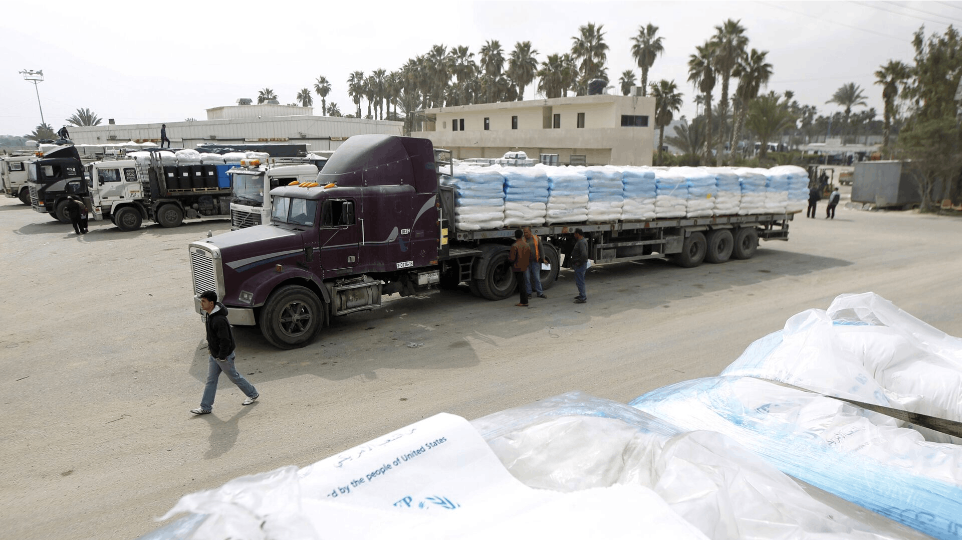 Det er transporter som disse, at Israel har gjort det både meget besværligt og livsfarligt at få ind til de sultende beboere i Gaza.