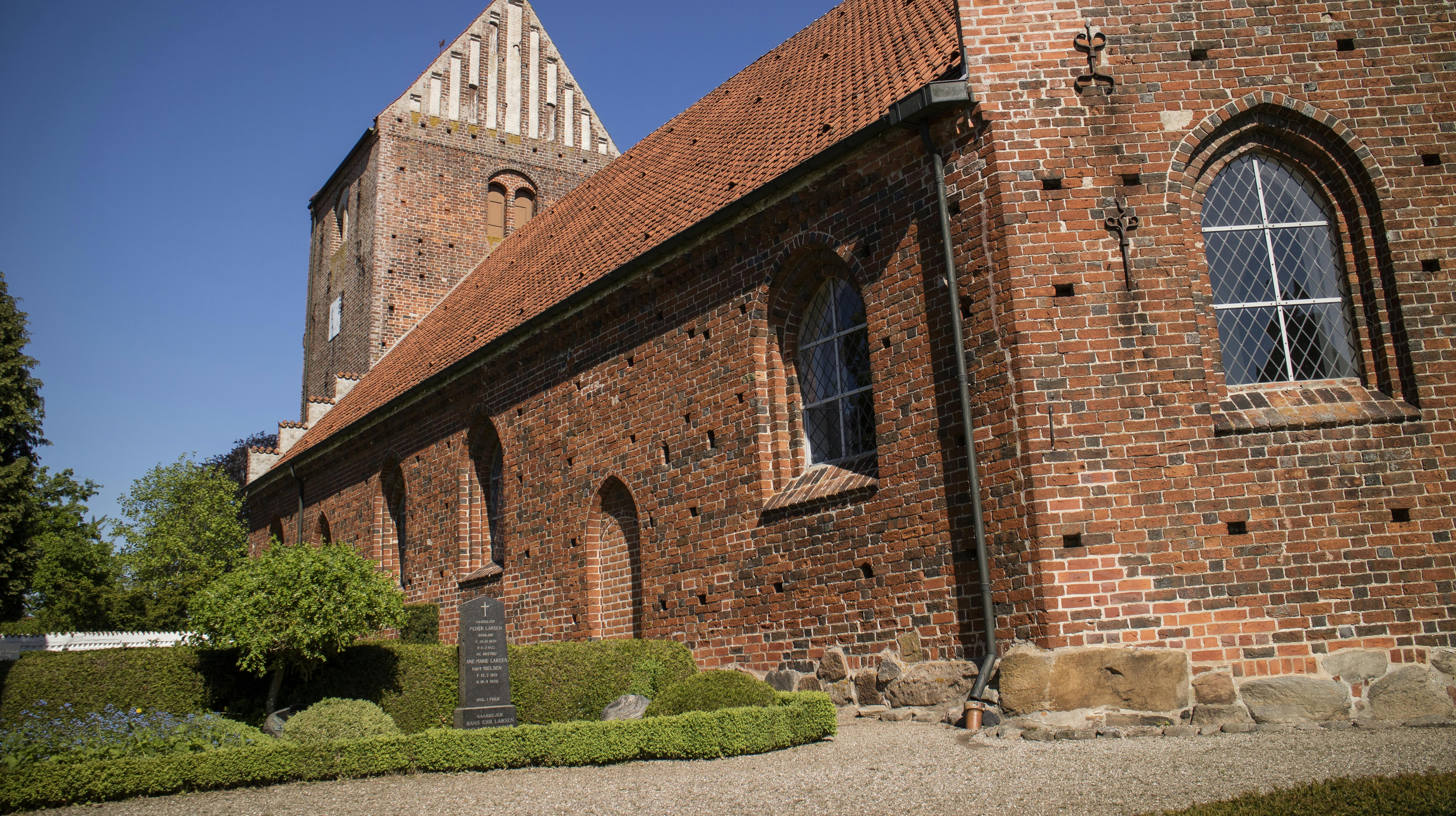 Det er denne kirke, der nu står uden nedløbsrør.