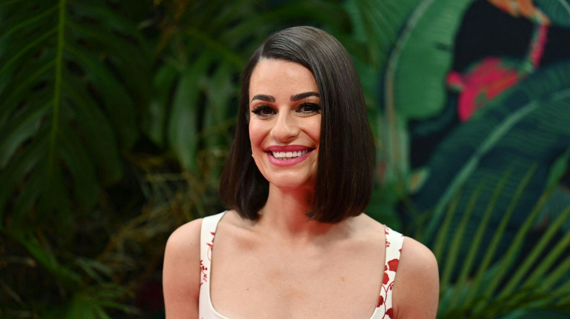 Den amerikanske skuespiller Lea Michele viser babybulen frem.