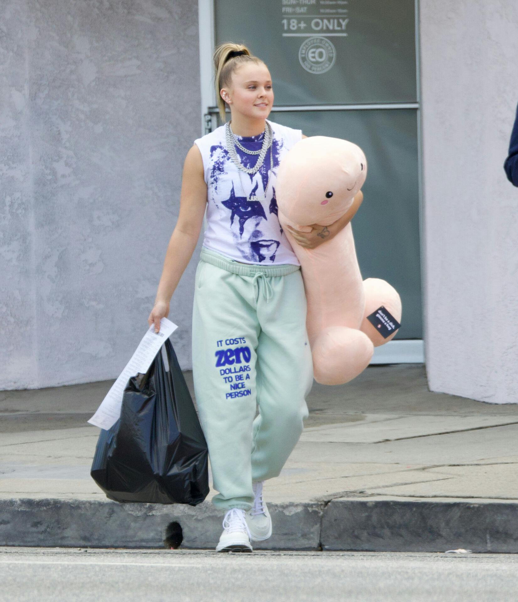 Smilet er ikke til at tage fejl af: JoJo Siwa er glad for sin nyindkøbte penis og de andre godter.