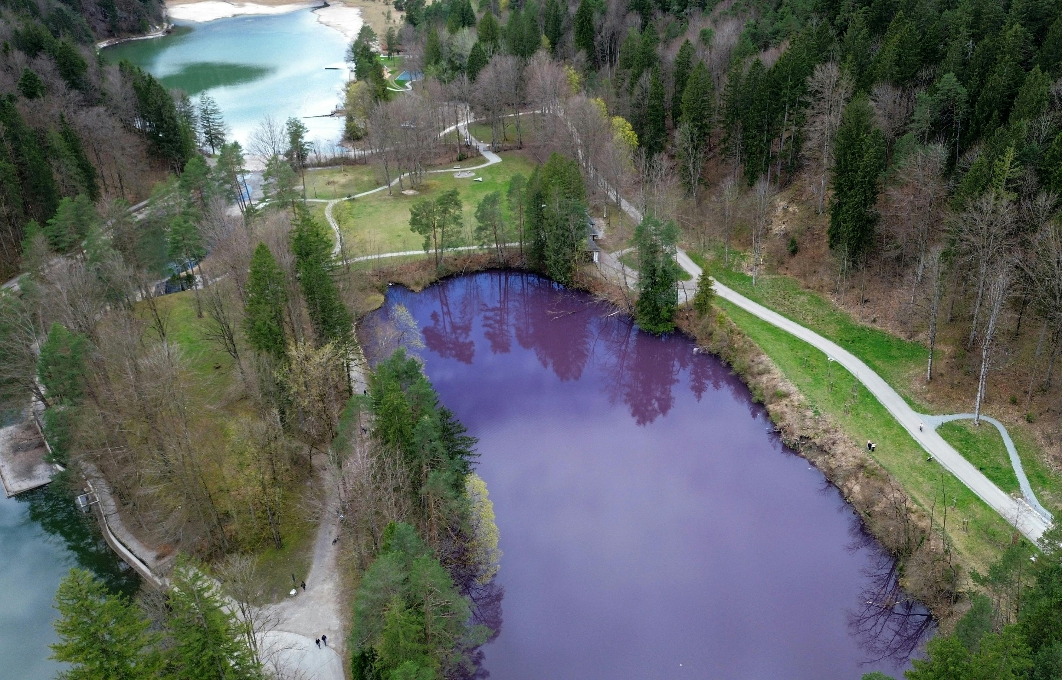 Allgäu-søen i Tyskland har fået en farve, som vand normalt ikke har. 