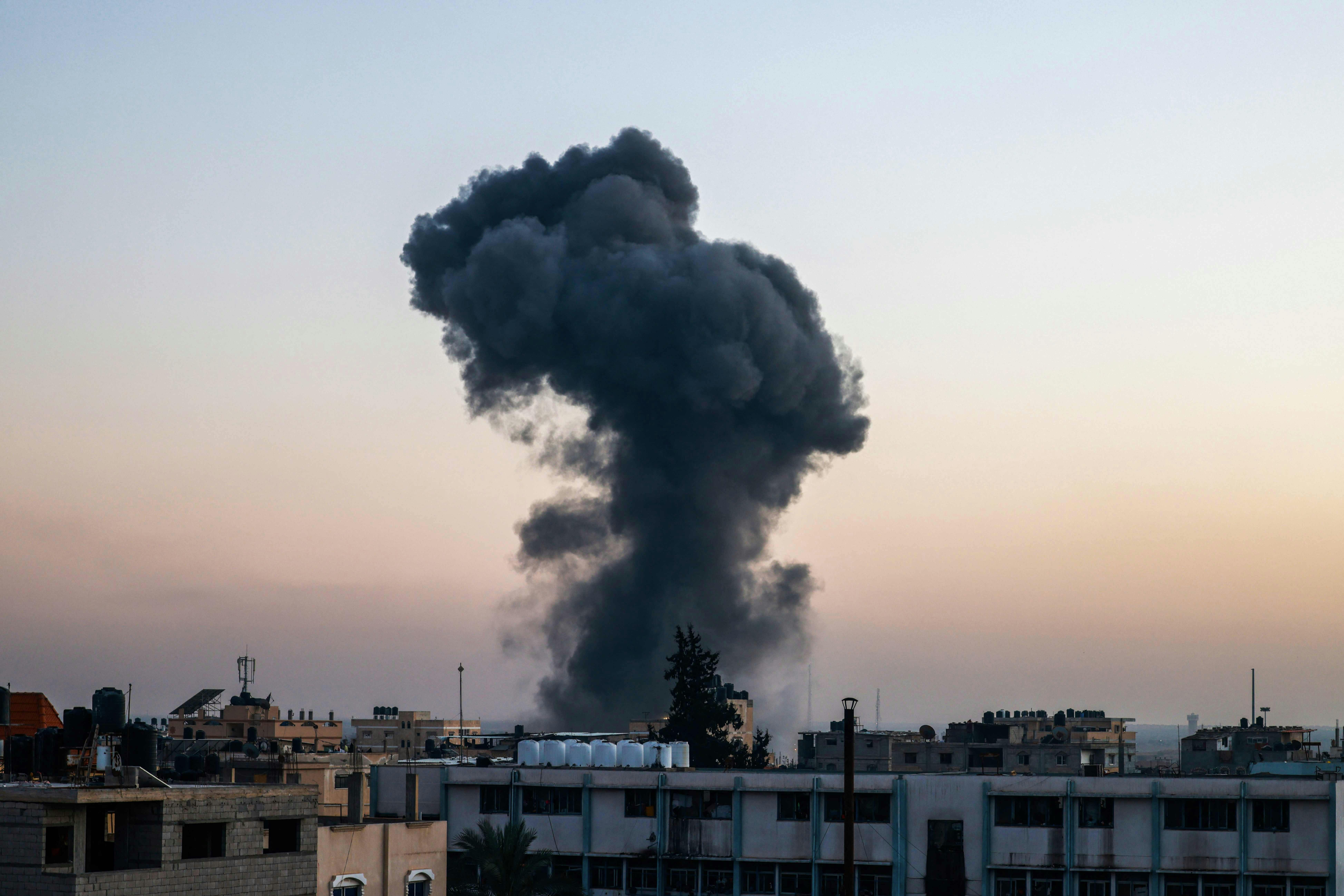 Her stiger røgskyerne fra et israelsk angreb i Rafah. 