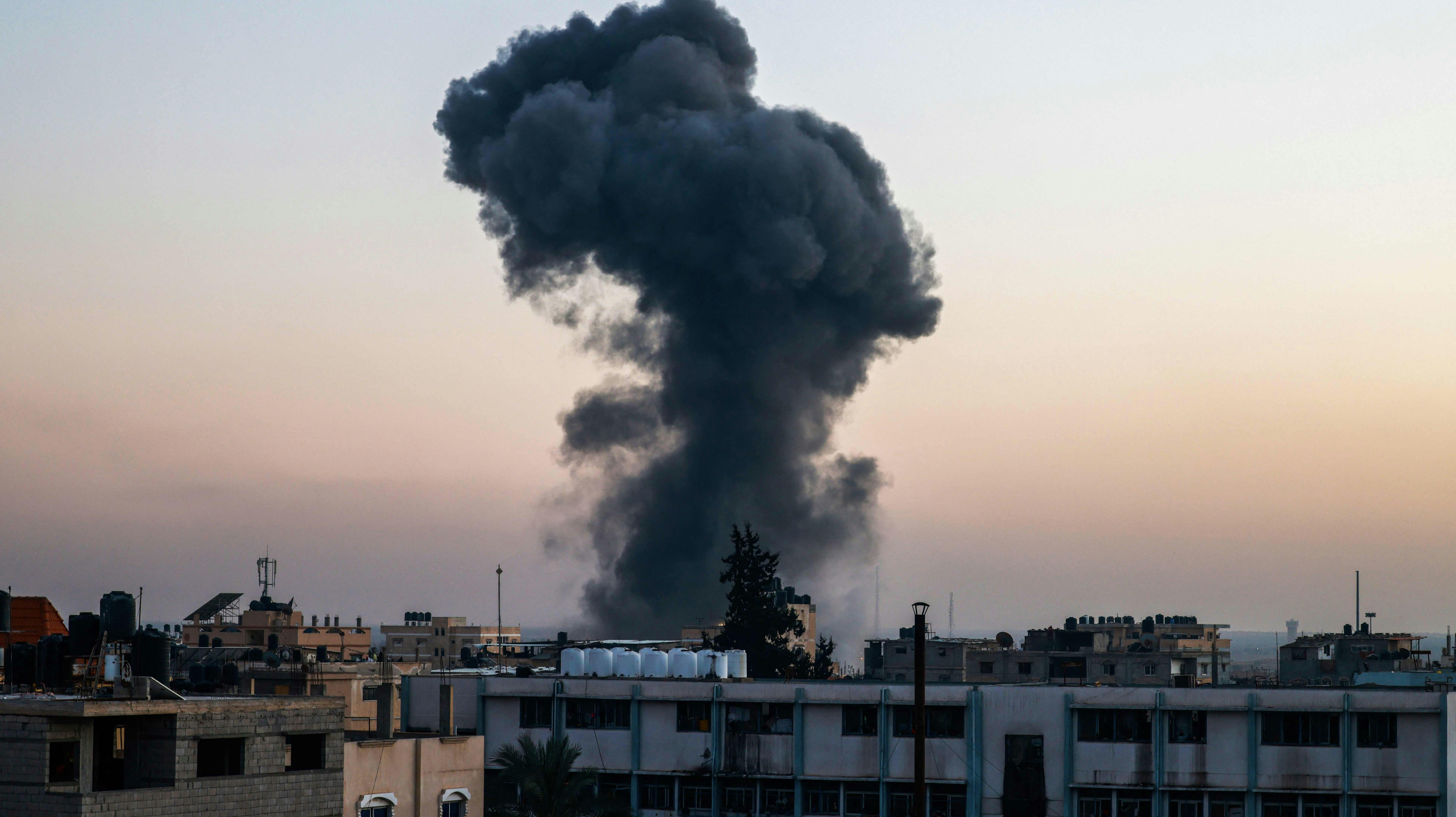 Her stiger røgskyerne fra et israelsk angreb i Rafah. 