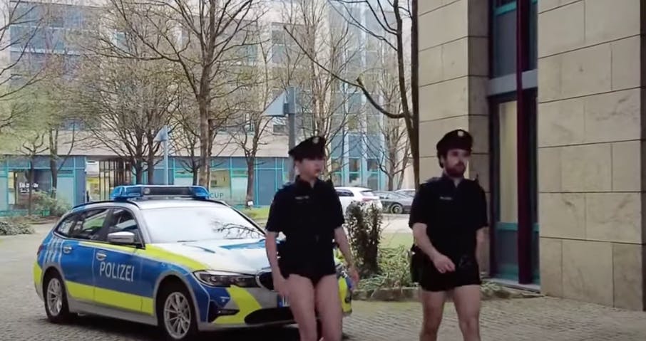 I det mindste kan politiet i Bayern tage det med højt humør.