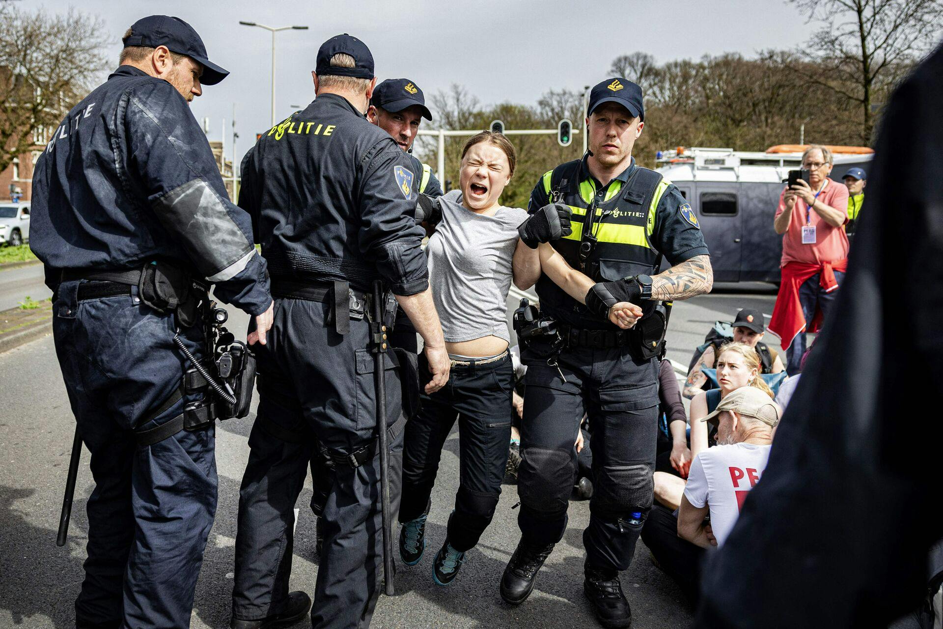 Greta Thunberg blev to gange anholdt, før væk og løsladt til en hollandsk demonstration lørdag.