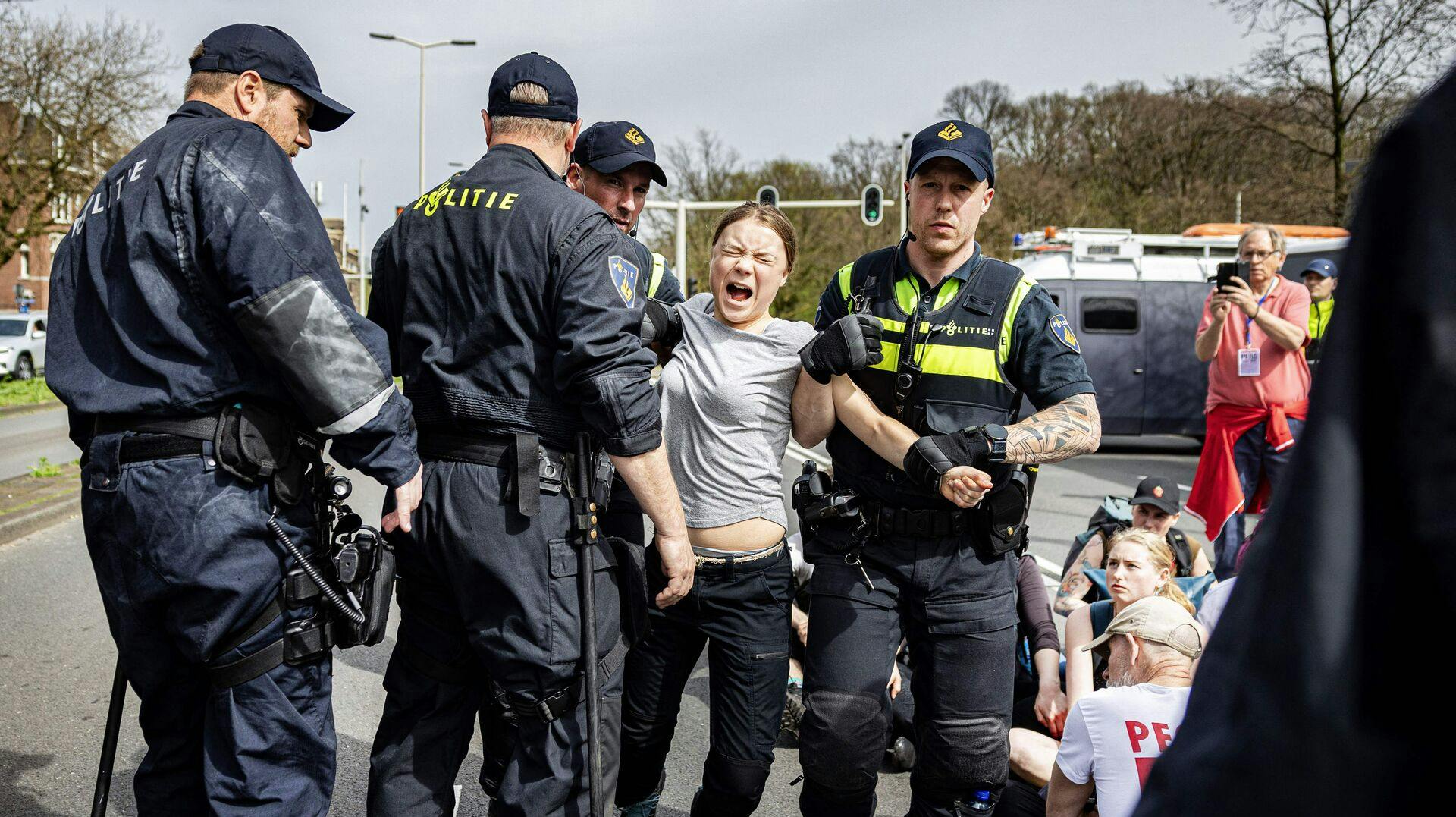 Greta Thunberg blev to gange anholdt, før væk og løsladt til en hollandsk demonstration lørdag.