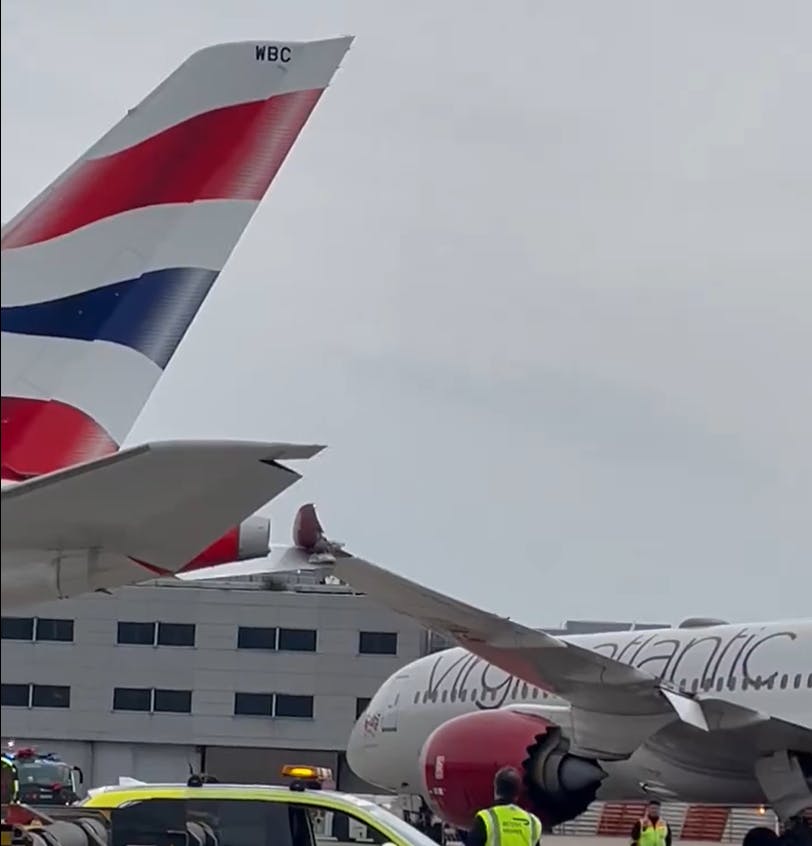 To større fly har lørdag ramt hinanden på landingsbanen i Heathrow Lufthavn.