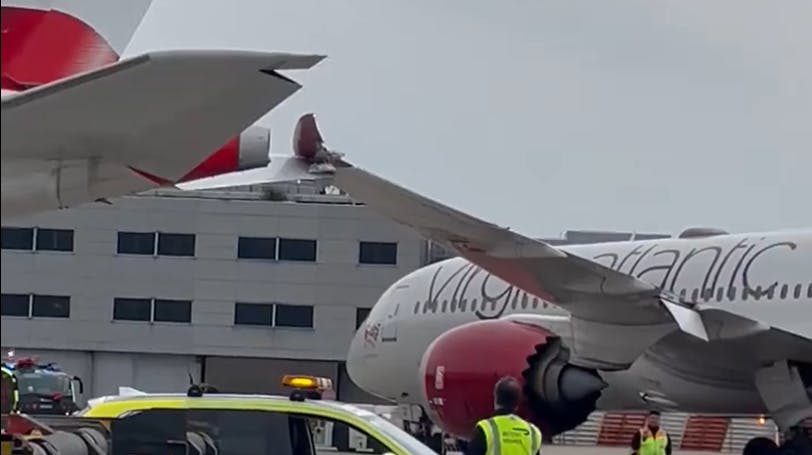 To større fly har lørdag ramt hinanden på landingsbanen i Heathrow Lufthavn.