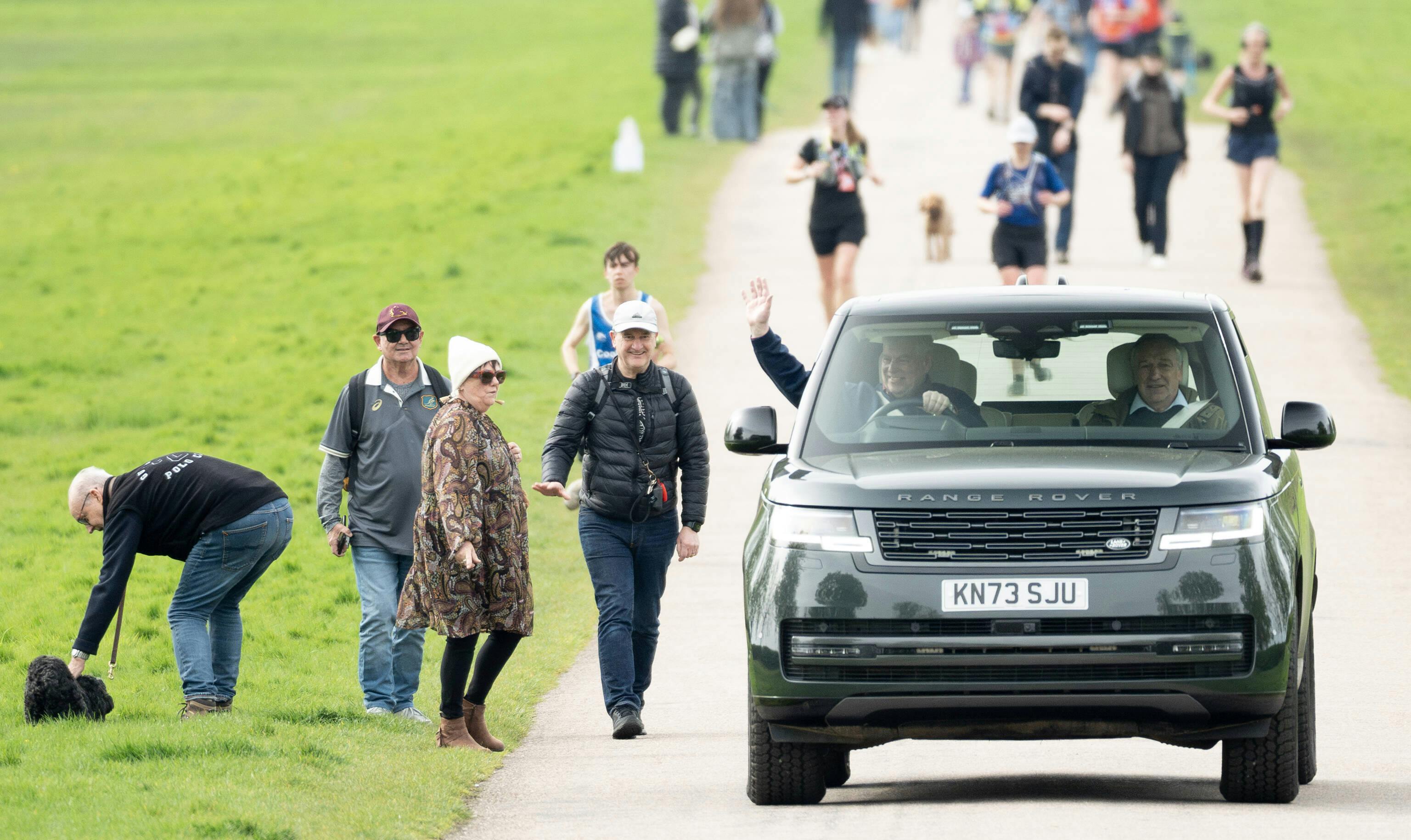 Mens hunden er i sikkerhed hos sin ejer, laver prins Andrew en "smile and wave"-manøvre.