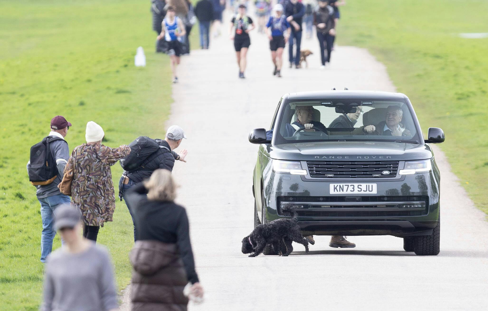 Stoooop! Man kan nærmest se de forbipasserende signalere til prinsen i sin Range Rover. 