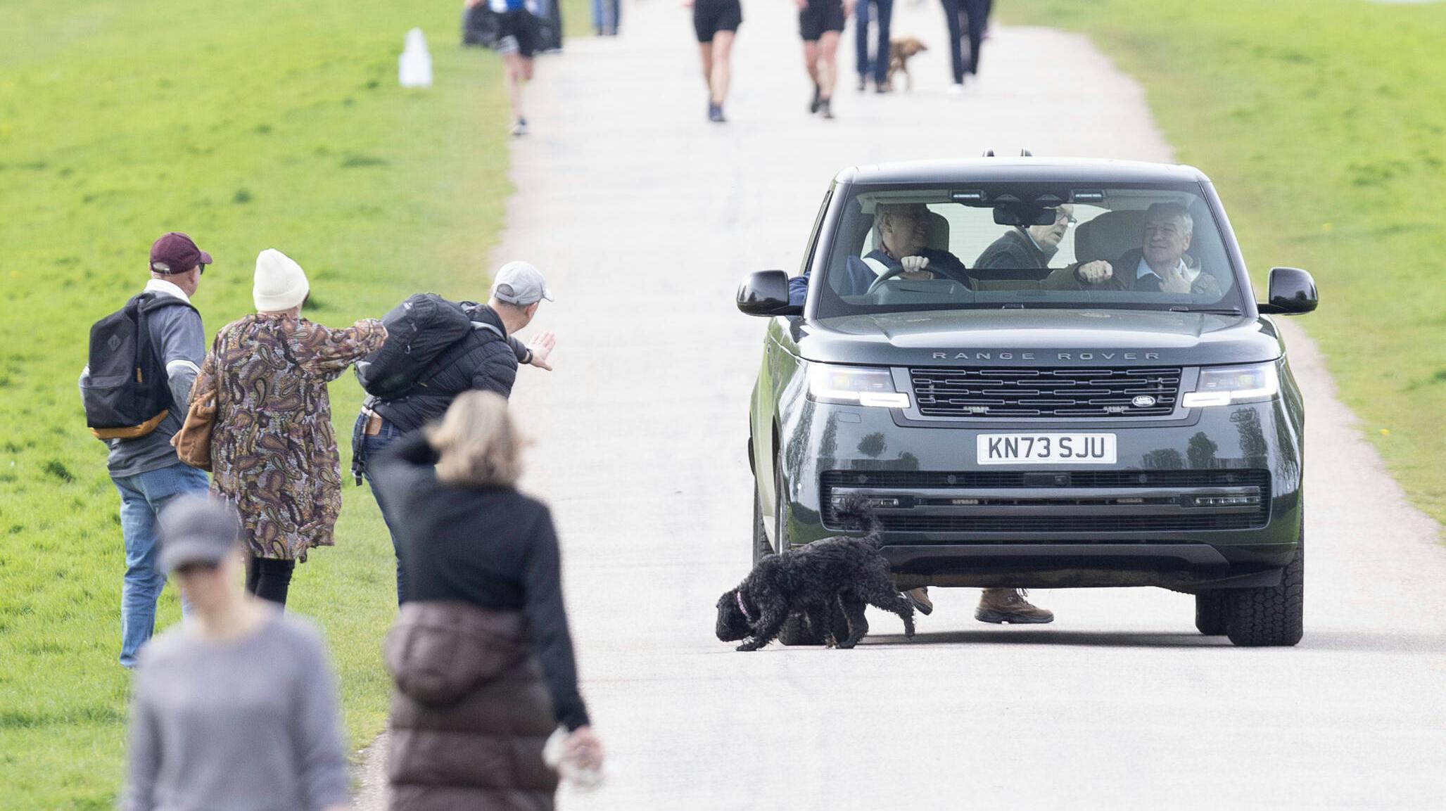 Stoooop! Man kan nærmest se de forbipasserende signalere til prinsen i sin Range Rover.