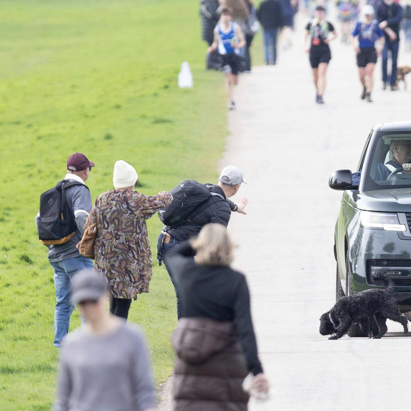 Stoooop! Man kan nærmest se de forbipasserende signalere til prinsen i sin Range Rover.