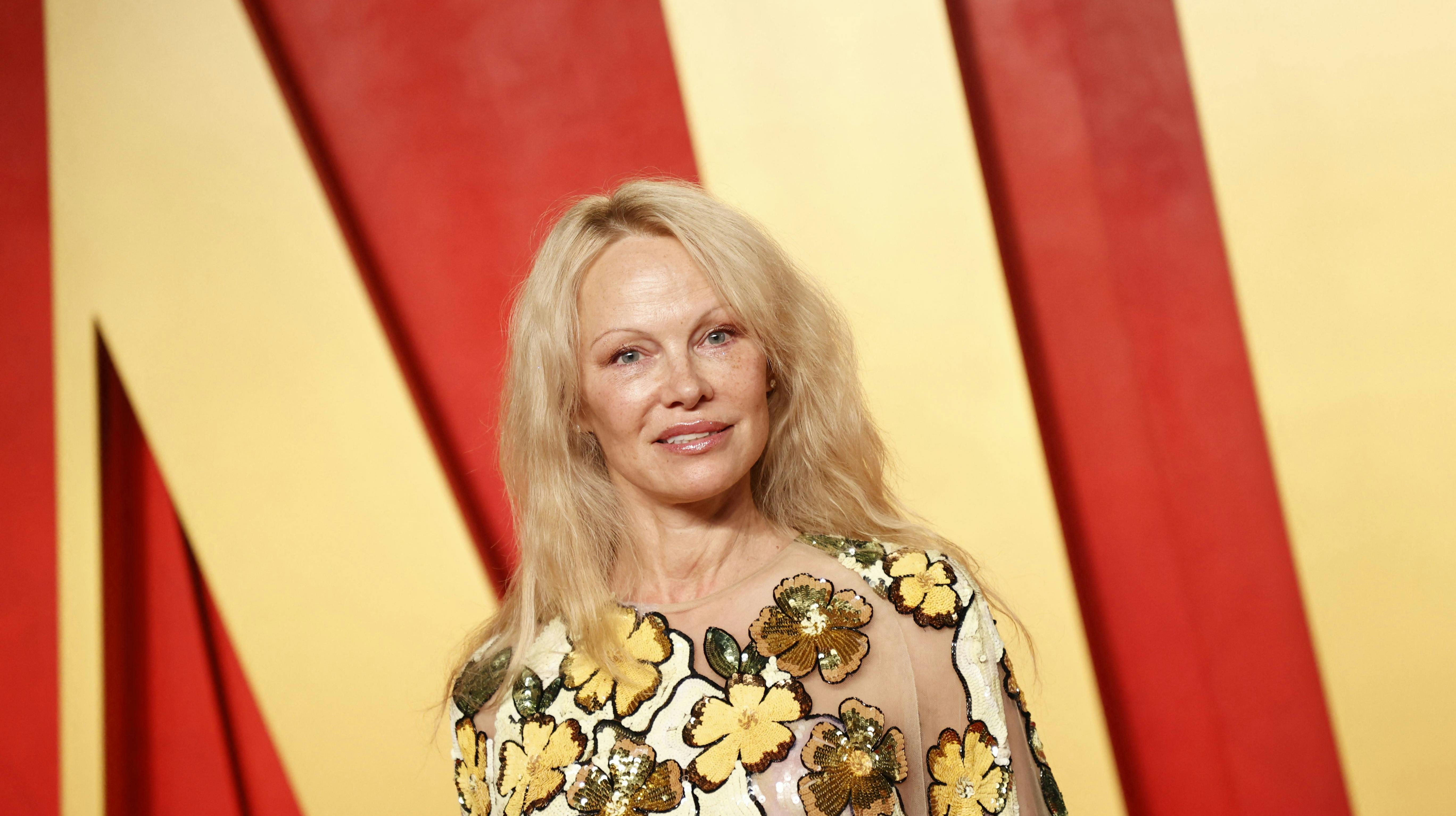 Pamela Anderson var i sine "Baywatch"-højmagtsdage i 90'erne kendt for sit silikonelook, men de seneste år er hun blevet mere au naturel.